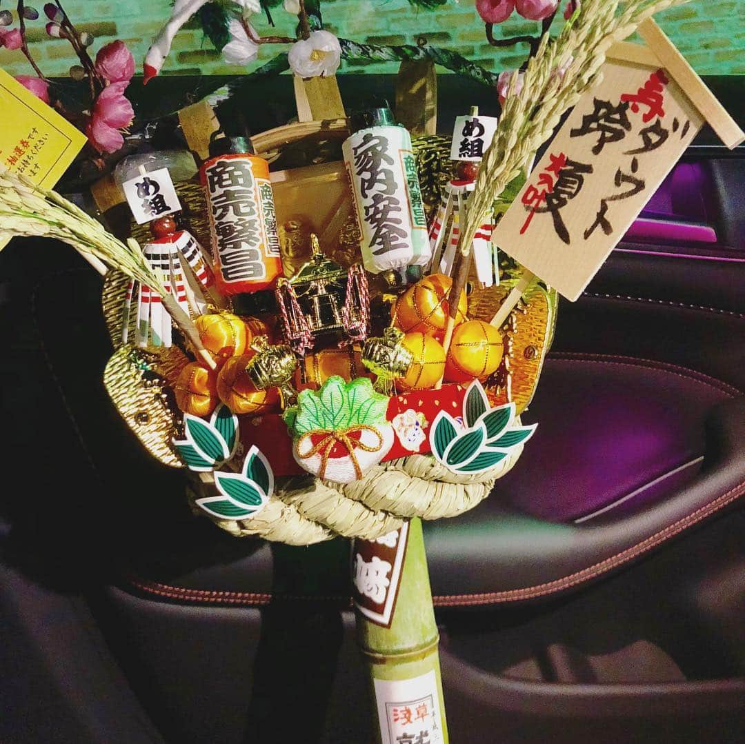 のインスタグラム：「人生初チャレンジ 「酉の市に行って熊手を買ってみよう」 思い立ったはいいがちょっと怖い。  チキンハートなわたくしは人が少ないであろう夜中の時間帯を狙って行くことに。 夜中なので当然誘う友達もおらず1人だし新宿の方は絶対的に行きたくなかったので浅草まで行ってきたのです。 人少ないのを願って行ったのにちょいちょい人が賑わってて1チキン。 熊手屋さんいっぱいあるし何せ初めてなものでなにをどうしたら良いのかわからず2チキン。 （正直この時点で買う勇気が出ず諦めて帰ろうともした） けどドキドキしながらぶらりしてるとやっと話しかけてくれた熊手屋さんのおじさん。 どうやら初めての熊手は小さいのを選んで年々大きくしていくと良いらしい。って事を色々親切に教えてくれた。 親切心に人100倍感謝してしまうチキンはそのお店で購入する事に。 あまり小さいやつだとこのチャレンジをした意味あんま無いなぁって思ったので中位のやつにしました。 名前を入れてくれるって言われたんだけど「ここは本名で入れてもらうべきなのか、、いや違うな、、」となってダウト玲夏って入れてもらうけど一応おじさんにバンドがどうのこうの説明して3チキン。 お店の方にご祝儀を渡すと拍手する儀式的なのしてもらえるって聞いてせっかくならと思いお願いしたんだけどそれはそれで4チキン。 買い終わってそそくさと参拝してすぐ神社を後にして5チキン。 そんな初体験でした。」