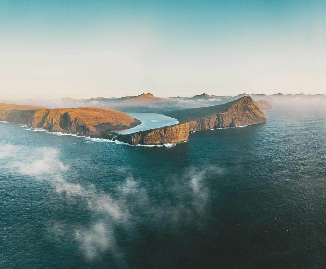 ティム・ケンプルのインスタグラム：「After weeks of planning, then changing flights, doing last minute duffel bag shuffles, and ultimately committing — the first views of the #FaroeIslands did not disappoint. It’s funny, you always have a picture in your head what a place will look, feel, and smell like the first time you visit it. I can’t say that I envisioned this, but it was a welcome surprise.  @camp4collective #camp4pix」