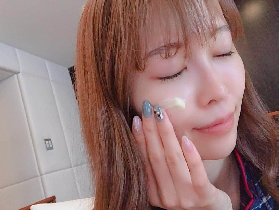 清水愛美さんのインスタグラム写真 - (清水愛美Instagram)「ブルーライト乾燥から肌を守る🥰 アンドミライのスキンアップジェルクリーム💓 * あまり意識したことはなかったけど、 ブルーライトは第3の紫外線と言われているみたい🥺💦スッピンの時にスマホをいじっていたら危険ー😨😨笑 紫外線よりも肌奥まで届いて、乾燥とかハリの低下、くすみの原因にもなるみたい * 綺麗な肌を保つために気をつけよー🤭💓 * バラエティショップとか、Amazon・Yahoo!ショッピング・楽天でも買えるみたいだからチェックしてみてねー💓 * #美肌　#スキンケア　#透明肌　 #乾燥肌　#保湿　#スッピン　 #基礎化粧品　#スマホ下がり肌　#リピ買い　#アンドミライ  #andmirai　#ブルーライト　#PR　#コスメ好きさんと繋がりたい　#乳液　 #オールインワンジェル　#ブルーライトは第3の紫外線」11月24日 22時30分 - manami_s0902