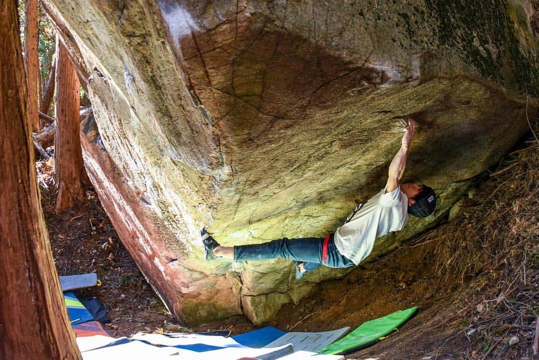 村井隆一さんのインスタグラム写真 - (村井隆一Instagram)「Ogle(V14)✅ Stoked to make an ascent. Cool line, perfect rock!! . . 今日は再び恵那に戻って去年敗退していたオーグル(5段)。去年できずにいたフィンガージャムのパートは相変わらず出来ず苦戦していたものの、ケータマンとムーブを探っているうちに全く別のムーブを発見して解決することができた👌上部もはがされそうになるボディをトゥとヒールで必死に抑え込みながらなんとか完登できた！ルックスも内容もクールな最高のラインでした⭐︎⭐︎⭐︎ これにて東海ロックトリップ終了。帰ったらまたカチトレ頑張るぞ。  Photo by @odamomo36  Tour conducter @keita_watabe  #climbing#bouldering#Ena#ボルダリング#恵那#東海  @frictionlabs  @organicclimbing  @unparallelup  @rockmasterhq  @apexclimbingyotsuya」11月24日 22時56分 - ryu____1