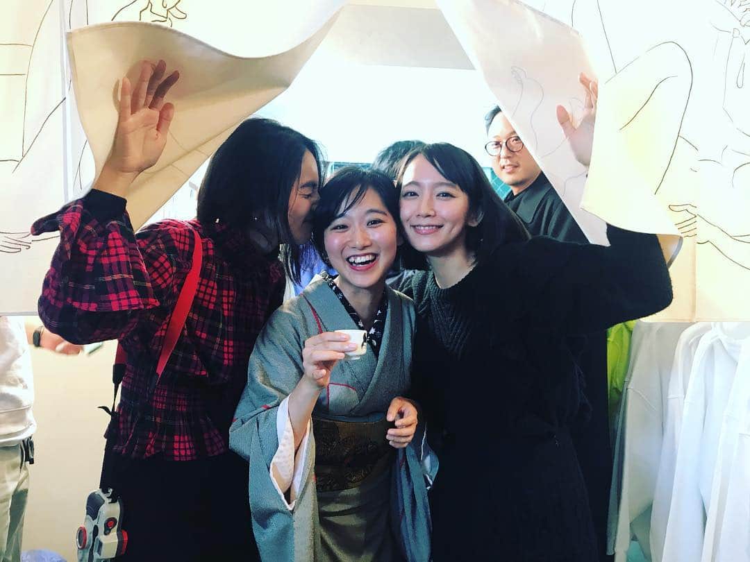 吉岡里帆さんのインスタグラム写真 - (吉岡里帆Instagram)「暖簾をくぐってキスをして。  みささわちゃん♡  #スナックたなか @misakinodon  @sawa_nimura」11月24日 23時09分 - riho_yoshioka