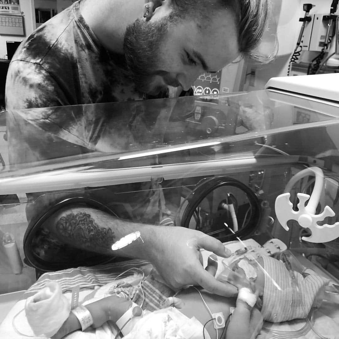 マサイアス・アンドリーのインスタグラム：「My SON is HERE!❤️👶🏼 - Elio Ambrose Anderle - 11-24-18•12:40am•5lbs 8oz•19inch」