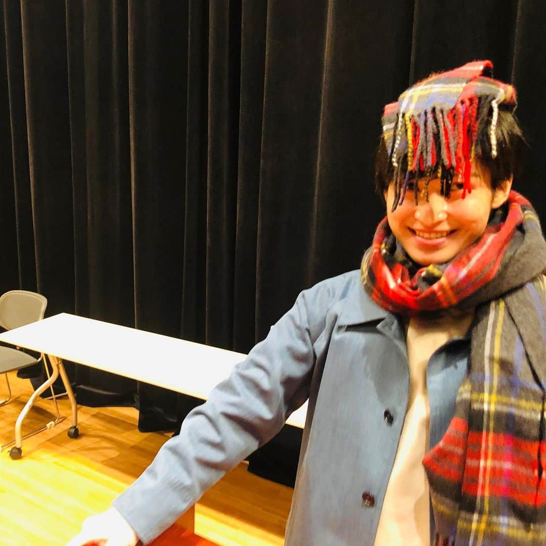 阪本奨悟のインスタグラム：「* 先程、無事に福井にて写真集発売イベントが終わりました！ 来て頂いた皆さんありがとうございました！ マフラー巻き巻き巻き巻き巻き巻き巻き巻き巻き巻き  しょーご  #インスタ打つ編集長の動画は #アーティスト企画部公式ツイッターを #併せてチェックしてくださいね」