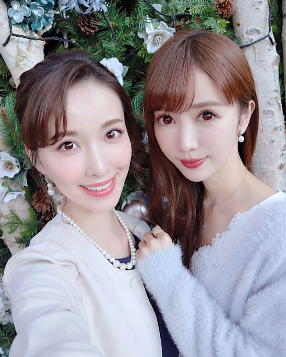 関有美子のインスタグラム：「🌸🌸🌸🌸🌸 . . 先日のカフェは 大好き美女な女優さんの @setosaki 様と💕💕 . . いつも活動的で 向上心をもってる女性で 本当に尊敬してます💕 . . さきちゃんみたいになりたい😊✨ . . #モントレゾール#アフタヌーンティータイム#外苑前#レギャン東京#クリスマス#ツリー#fashion#リーガルv#瀬戸早妃」