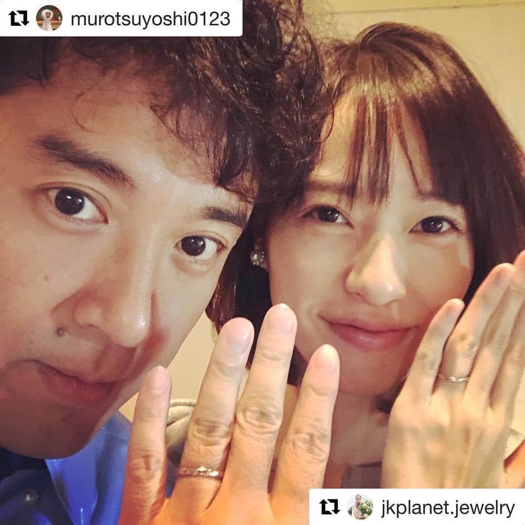 のインスタグラム：「今期わたしが一番ハマってるドラマ「大恋愛」で、ムロツヨシさんと戸田恵梨香さん演じるお二人が着けているリングは、HASUNAもお取り扱いいただいているJKPlanetさんからのお貸出しだそうです😆 もう、ムロツヨシさん演じる真司がかっこよすぎて、わたしはムロツヨシさんのことが本気で好きなんじゃないかと毎回錯覚しております… . #Repost @jkplanet.jewelry with @get_repost ・・・ 💍 @jkplanet.jewelry 【結婚指輪提供】 お写真はムロツヨシさんのインスタグラムより♡ ドラマ『大恋愛』主演のおふたりが着ける 結婚指輪Honey Bride💍 JKPlanet （@jkplanet.jewelry ）全店で展開中です✨ . #JKPlanet #JKプラネット #結婚指輪のセレクトショップ #ドラマ #大恋愛 #衣装提供 #ムロツヨシ #戸田恵梨香 #結婚指輪 #マリッジリング #ドラマ結婚指輪 #ハニーブライド #honeybride #ブライダルリング #ブライダルジュエリー #ジュエリーショップ #宝石店 #結婚指輪探し #銀座結婚指輪 #表参道結婚指輪 #福岡結婚指輪 #熊本結婚指輪 #宮崎結婚指輪 #鹿児島結婚指輪  #Repost @murotsuyoshi0123 ・・・ 昨日はいい夫婦の日、 今日は大恋愛の日、  #大恋愛」