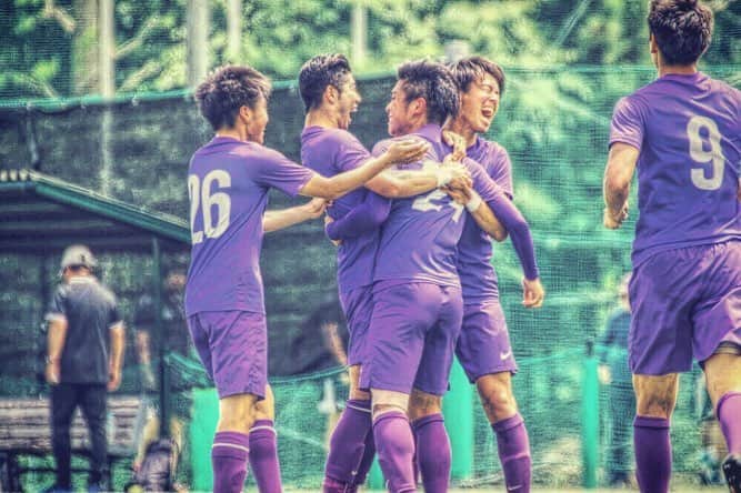 原大知のインスタグラム：「関東リーグ終了。 1年間試合に出させてもらって本当にいい経験させてもらったし、四年生には多くのことを学び、怒られることも少なくなかったけどいっしょに2年間やってこれて本当よかった！今日の試合は最後までピッチに立てず不甲斐なくてとても悔しかった。でも俺以上に応援の人や出れてない人たちは悔しい思いをしてると思うし自分がその人たちの期待に応えられなかったことがとても悔しかった。 最後に勝って笑顔で卒業させることができなかったことはほんとに後悔してる。 だから来年は絶対に後悔しない一年に。 以上  #四年生 #お疲れ様でした #立教」