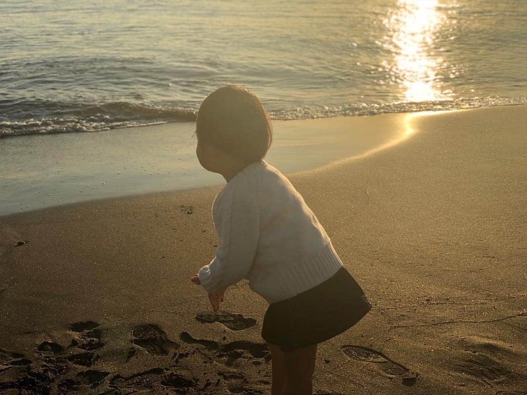 平大路えみさんのインスタグラム写真 - (平大路えみInstagram)「愛おしい気持ちが溢れすぎて眠れません。  いつか、お嫁に行っちゃうの？  娘たちの指をみて、ここにいつか結婚指輪をつけるときがくるんだ、ってしみじみするのを2.3ヶ月に1度はやっている。  いつか、誰かに恋をしたり傷ついたり悩んだりするんだね。  ママ、考えただけで、どうにかなりそう(毎日たくさん怒ってるくせに)  かわいい、愛おしいのレベルがとどまることなくアップしていて こんな大切な娘たちが、毎日無事に生きていけるのか心配で、 心配性なもんだから、気持ちが忙しくてすごく大変。  こんなに可愛いだなんてね。 そしてこんなに、めんどくさいのに可愛いだなんてね。  あぁ、明日はガミガミ言うの気をつけよう。  可愛い娘たちと過ごすこの日々は、もう2度とない毎日だものね。  撮った写真やムービーを、いつか娘たちの結婚式で流したりして、懐かしく、今の私を羨ましく思うのでしょう。考える度に、本当に泣いてる。それを見てよっちゃんが笑っている。その時が来たら、あなたの方が泣くと思うけどね。  この時にもどって、やわらかくていい匂いのちびたちを抱きしめたいって思うのでしょうね。  そんなことを思いながら、夜泣きに対応する自分を励ましてる。  えみ、今だけだぞ、ってさ！  その最高にかわいくて幸せな笑顔とキラキラと希望に満ち溢れた心を、わたしは守っていきたいのです🤲」11月25日 1時17分 - emyrinth