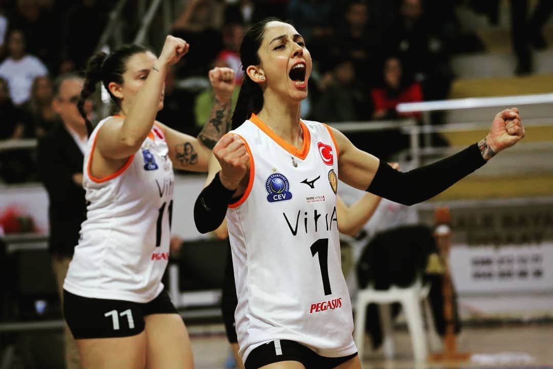 ギュルデニズ・オナルのインスタグラム：「if you don't fight for what you want, don't cry for what you've lost 👊 🖤🧡 @eczacibasisporkulubu」