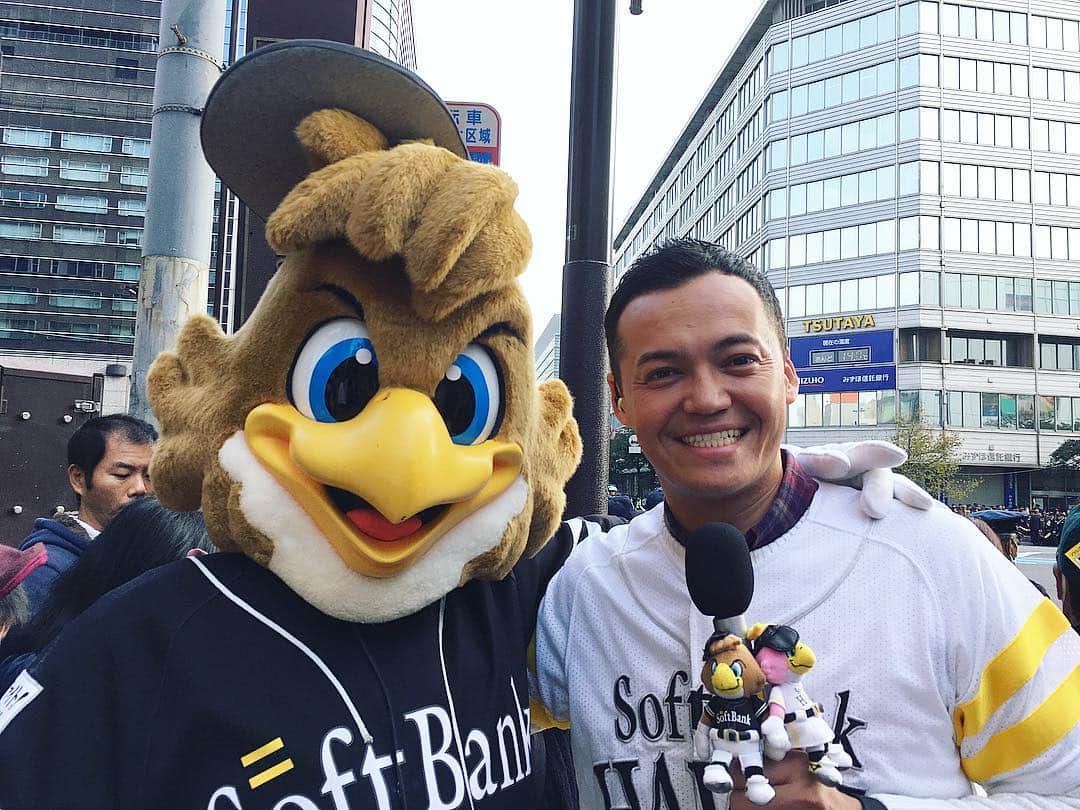 三好ジェームスのインスタグラム：「ホークスの日本一祝賀パレード！  ハーキュリーホークと一緒に中継！  主催者発表で約３７万人の大観衆！  盛り上がった〜〜！ #ホークス#日本一祝賀パレード#福岡ソフトバンクホークス#ソフトバンクホークス#パレード#日本一パレード#祝賀パレード＃福岡#天神#観衆 #ハーキュリーホーク#ハーキュリー」