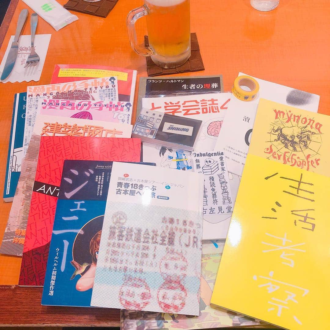 柳下毅一郎さんのインスタグラム写真 - (柳下毅一郎Instagram)「ひさびさ文フリ すごい大規模になっててびっくり。知り合いにいっぱい会って大収穫（大散財）。だがいちばん役立つのは愛書家無罪の積読免罪符かもしれない。」11月25日 15時31分 - garth_y