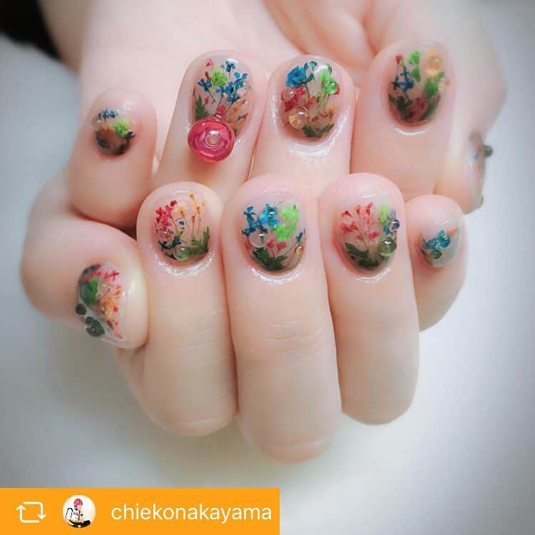 鈴華ゆう子のインスタグラム：「押し花ネイル💐 #なかやまちえこ #おしばなネイル」