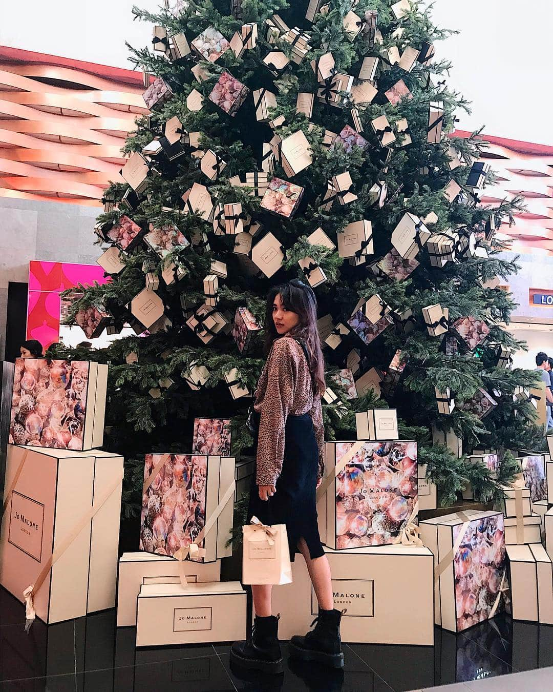 佐々木彩乃さんのインスタグラム写真 - (佐々木彩乃Instagram)「Beautiful and so big Christmas tree🎄💞 点灯式にも参加させてもらいました💖 #Tギャラリア沖縄 #givejoy #okinawa #dfs #christmastree」11月25日 14時10分 - ayano__sasaki