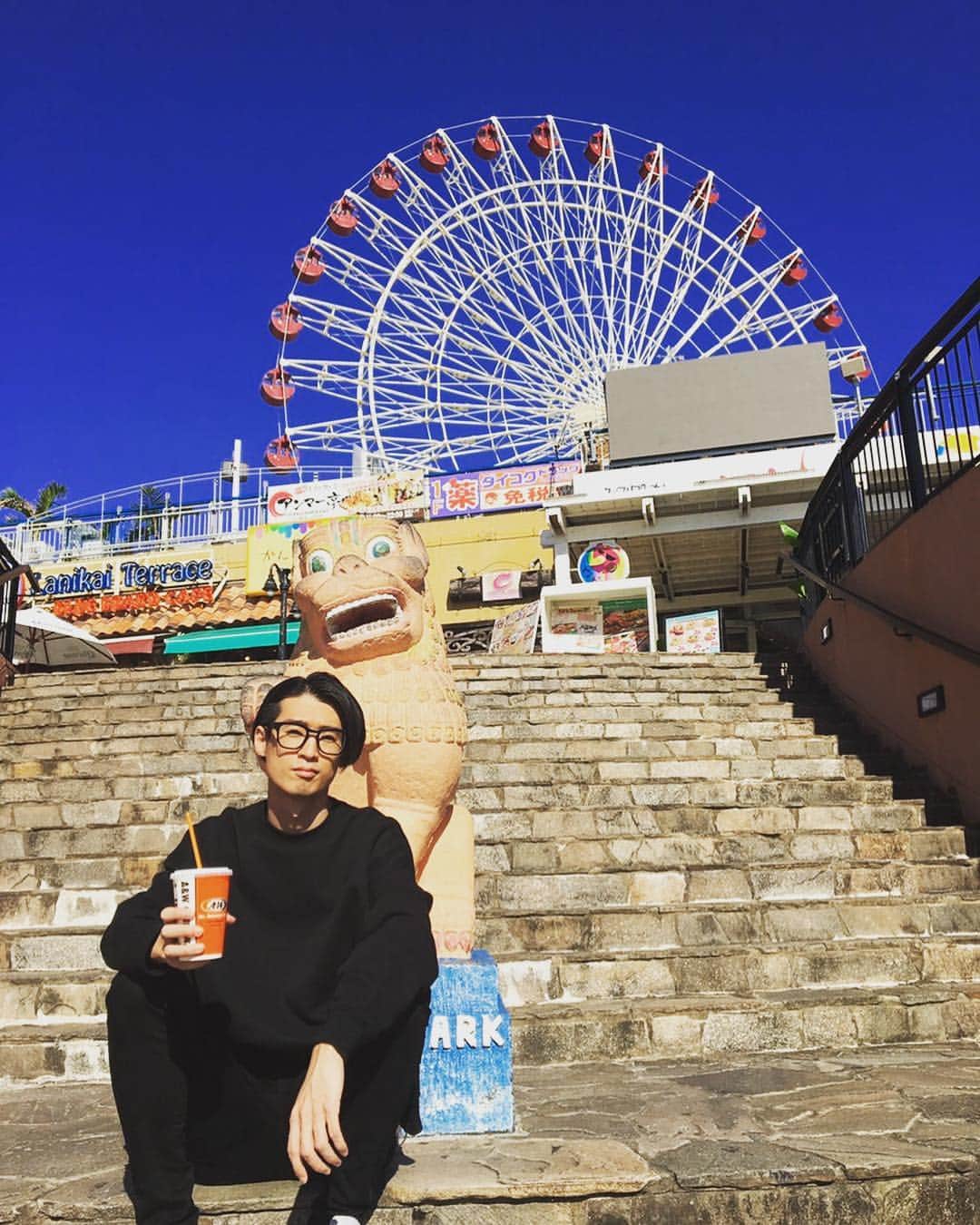 米田貴紀のインスタグラム：「沖縄楽しいさー！☀️ #夜の本気ダンス  #沖縄 #シーサー #a_and_w #ルートビア」