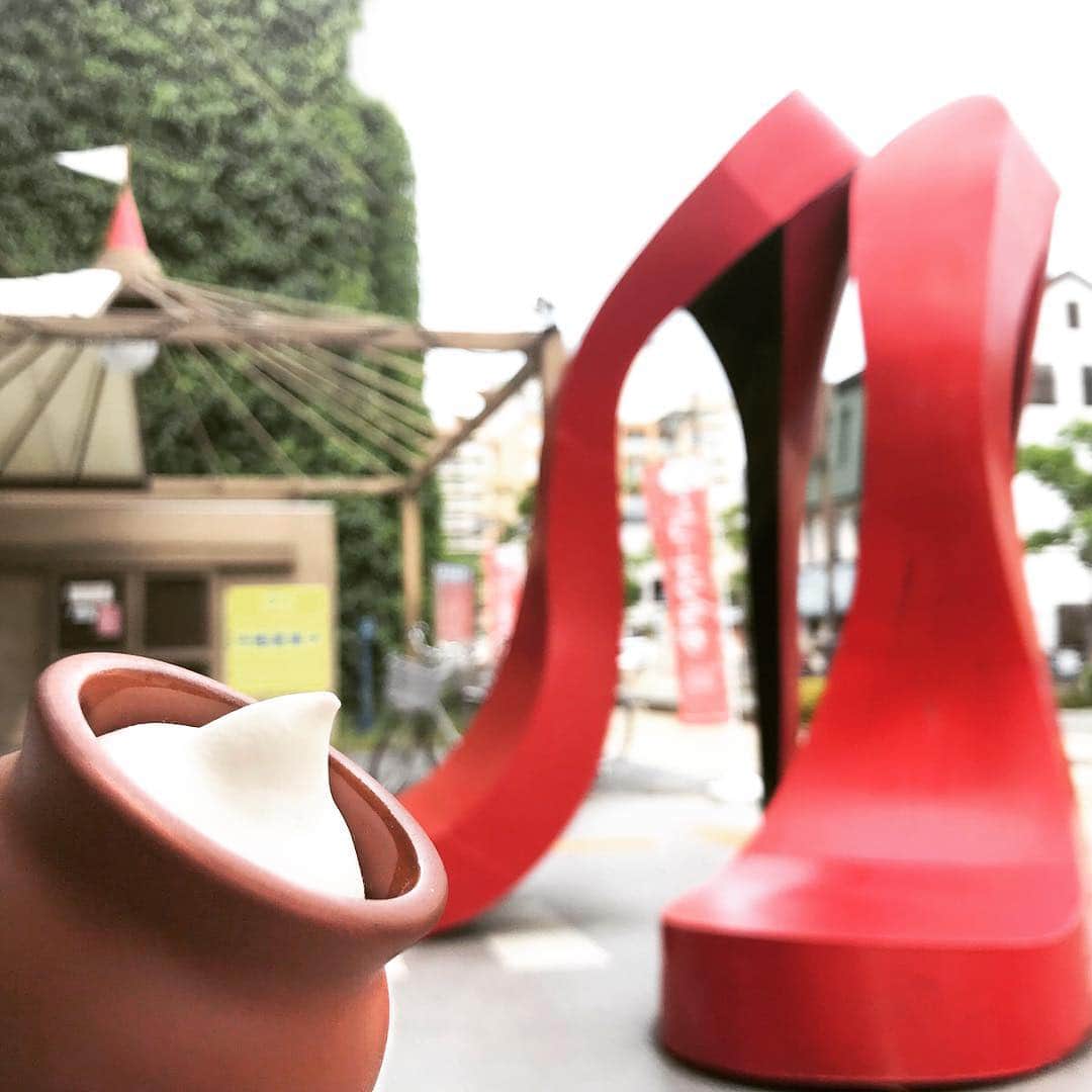 神戸フランツ 公式＠お中元はコミュニケーションのインスタグラム：「お天気がいいので、今日は新長田の#鉄人28号 を横目にお仕事ついでに散策開始！#シューズプラザ っという靴のショッピングセンターに行ってきました～！建物の前にある赤い靴で記念撮影。神戸市長田区は「#くつのまち 」って知ってました？ここでは工場直送の靴・アウトレットの靴なども販売してるようです。ちなみに靴職人さんがあなたに合った靴の相談にも載ってもらえるとか！是非是非遊びに行ってみてください♪  #神戸フランツ #壷プリン #壺プリン #魔法の壷プリン #魔法の壺プリン #神戸魔法の壷プリン #神戸魔法の壺プリン #観光 #frantz #kobefrantz #神戸 #お土産 #神戸フランツ魔法の壺プリン #神戸魔法の壷ぷりん #神戸セレクション #プリン #ぷりん #モンドセレクション #神戶魔法壺布丁 #魔法壺布丁 #神戶 #프란츠 #고베 #고베프란츠 #kobe #神戸ブランド #frantzgram」