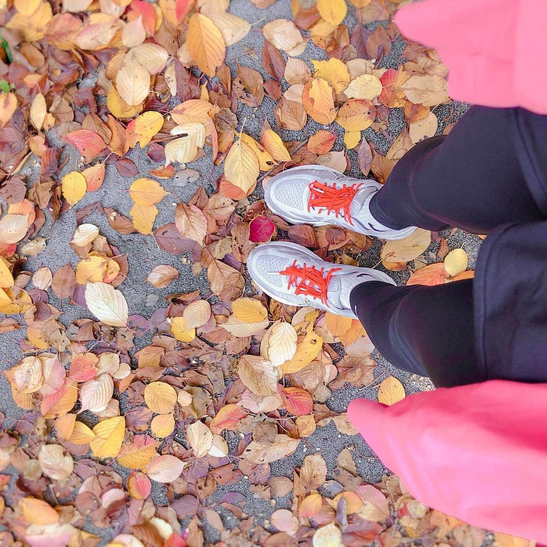 のインスタグラム：「𖣔. This is the first time I ran 6.62 miles 🏃‍♀️ . いつも軽く5〜6キロ走る程度。 今日は生まれて初めて 10キロ走りました。 そして来週マラソンに出ます。 ・・・大丈夫かな笑 . やっぱり景色見ながら走るのと ジムのランニングマシンだと 外の方が飽きずに 長い時間走れる✨ . マラソンと言えば 以前お友達も出てた #ユナイテッドグアムマラソン が 気になって気になって 仕方がありません😌♡ 大好きなグアムの景色を見ながら 私も走りたいなぁ♡ . 3枚目の写真は 3年まえに 大好きな @dusitthaniguamresort で ランチした時のpic🏝 この時の宿泊は 毎回恒例の @outriggerguambeachresort  でした。 次はデュシタニに泊まりたい♡ . . #千葉マリンマラソン #デュシタニグアムリゾート #デュシタニ #dusit #dusitthaniguam  #ユナイテッドグアムマラソン広報部 #グアムマラソン広報する人募集中 #rungirl #ランガール #loverunning #asicsgallery #instarun #rungram #lifestylegram #jogging #running #ランニング女子 #ランニングシューズ #ラン #jogging #ig千葉ランナーズ #gelkayano #tabimuse #tabijo #4yuuu #4meee #genic_mag #タビジョ #jtbで旅したい #旅行好きな人と繋がりたい」
