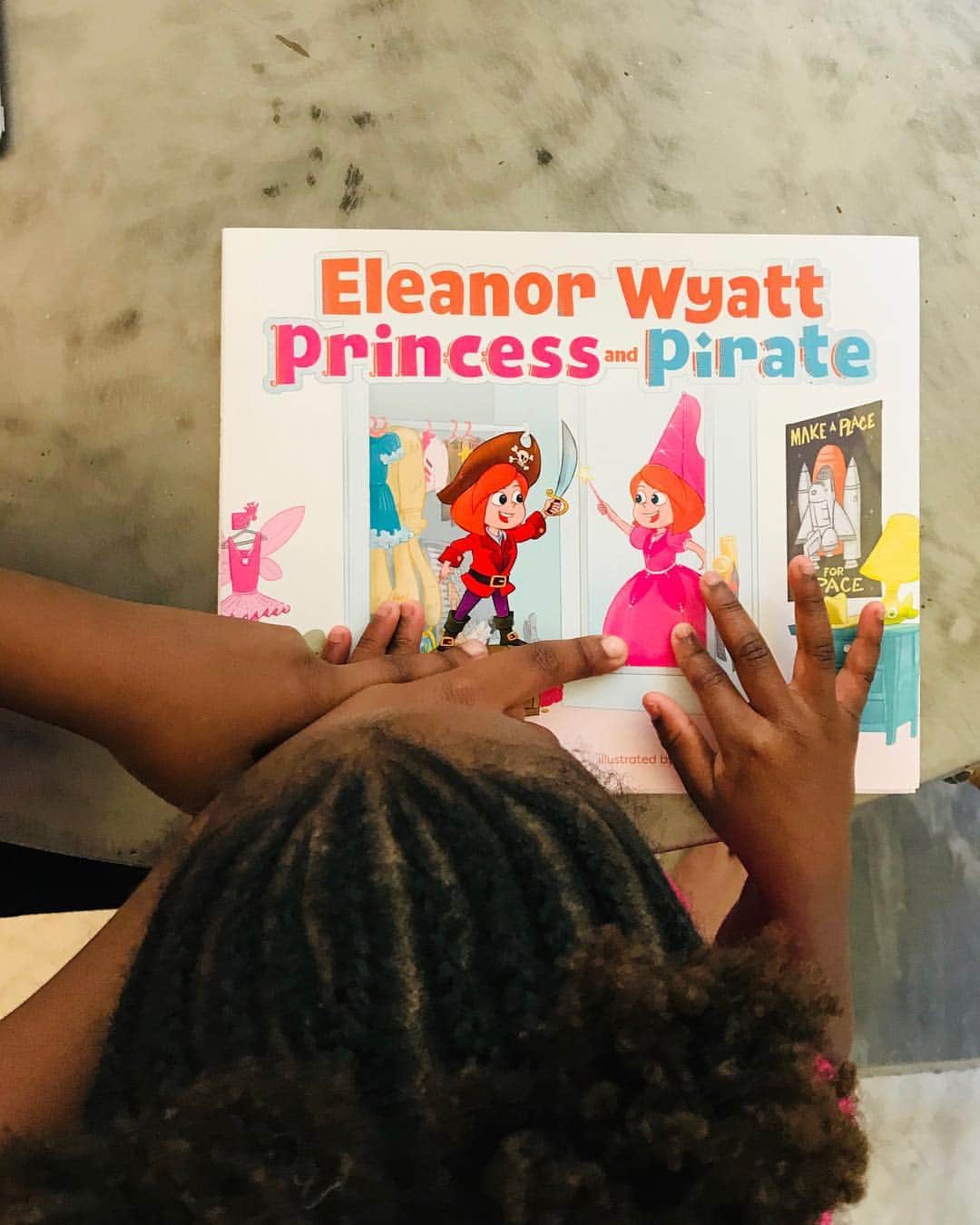 シャーリーズ・セロンさんのインスタグラム写真 - (シャーリーズ・セロンInstagram)「@girlmacfarlane my little ones are loving your new book! Adorable story about just being yourself.」11月25日 6時35分 - charlizeafrica