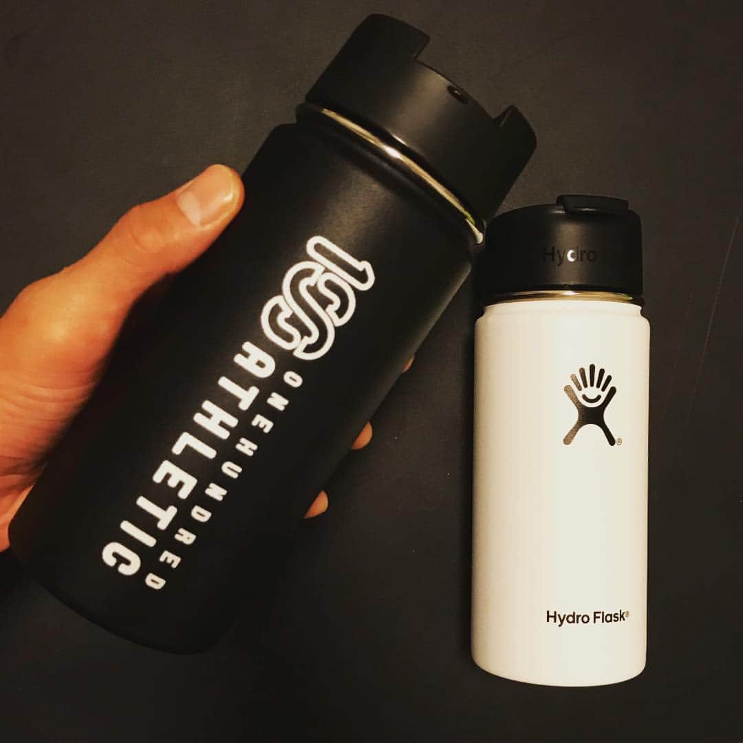 のインスタグラム：「念願の Hydro Flask® × ONEHUNDRED ATHLETIC 別注ボトルが完成！もうすぐ発売です。  #hydroflask #bottle #training #break #hydration #blackandwhite #monotone #onehundredathletic #100athletic #unocaolshowten」
