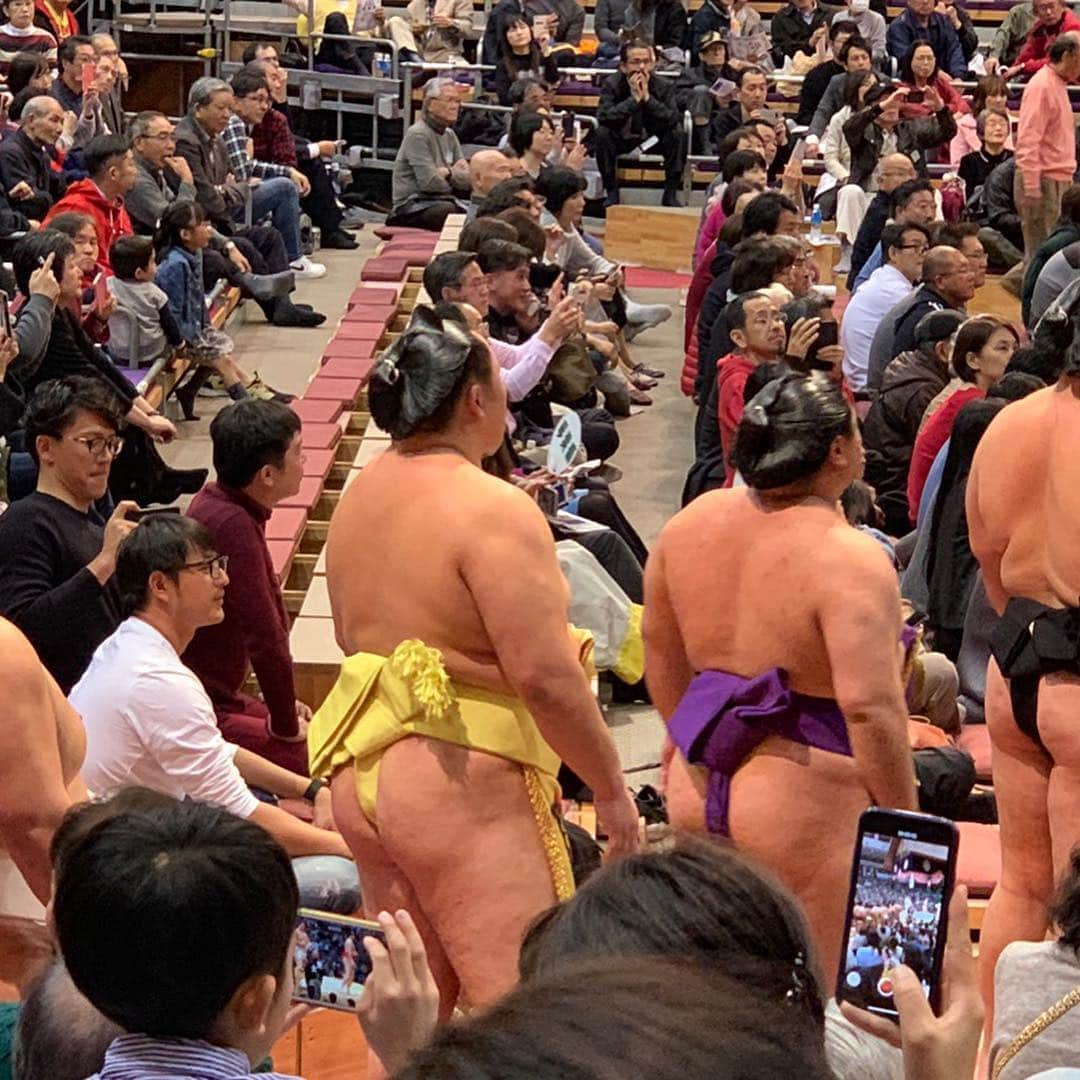 岩隈久志さんのインスタグラム写真 - (岩隈久志Instagram)「Going to Sumo with my family! We are so excited! 家族で大相撲九州場所に行かせて頂きました！ 初観戦でしたが、迫力が凄くて、とても楽しかったです！ 尾車親方にお世話になりました。 優しくて素晴らしいお人柄で感動しました！ お会いさせて頂き、感謝しています！ 今回は福岡県に住むおじいちゃんに会い、相撲が大好きなおじいちゃんと一緒に相撲を見る為の弾丸一泊の旅でしたが、すごく大喜びしてくれて本当に嬉しかったです(*^^*) これからも健康に長生きしてほしいです！」11月25日 7時48分 - hisashiiwakuma_21