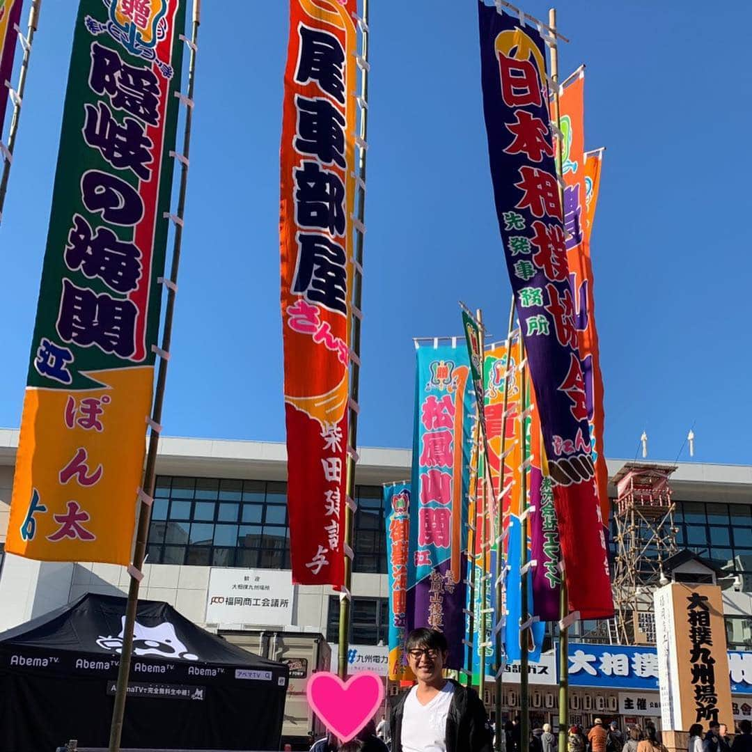 岩隈久志さんのインスタグラム写真 - (岩隈久志Instagram)「Going to Sumo with my family! We are so excited! 家族で大相撲九州場所に行かせて頂きました！ 初観戦でしたが、迫力が凄くて、とても楽しかったです！ 尾車親方にお世話になりました。 優しくて素晴らしいお人柄で感動しました！ お会いさせて頂き、感謝しています！ 今回は福岡県に住むおじいちゃんに会い、相撲が大好きなおじいちゃんと一緒に相撲を見る為の弾丸一泊の旅でしたが、すごく大喜びしてくれて本当に嬉しかったです(*^^*) これからも健康に長生きしてほしいです！」11月25日 7時48分 - hisashiiwakuma_21