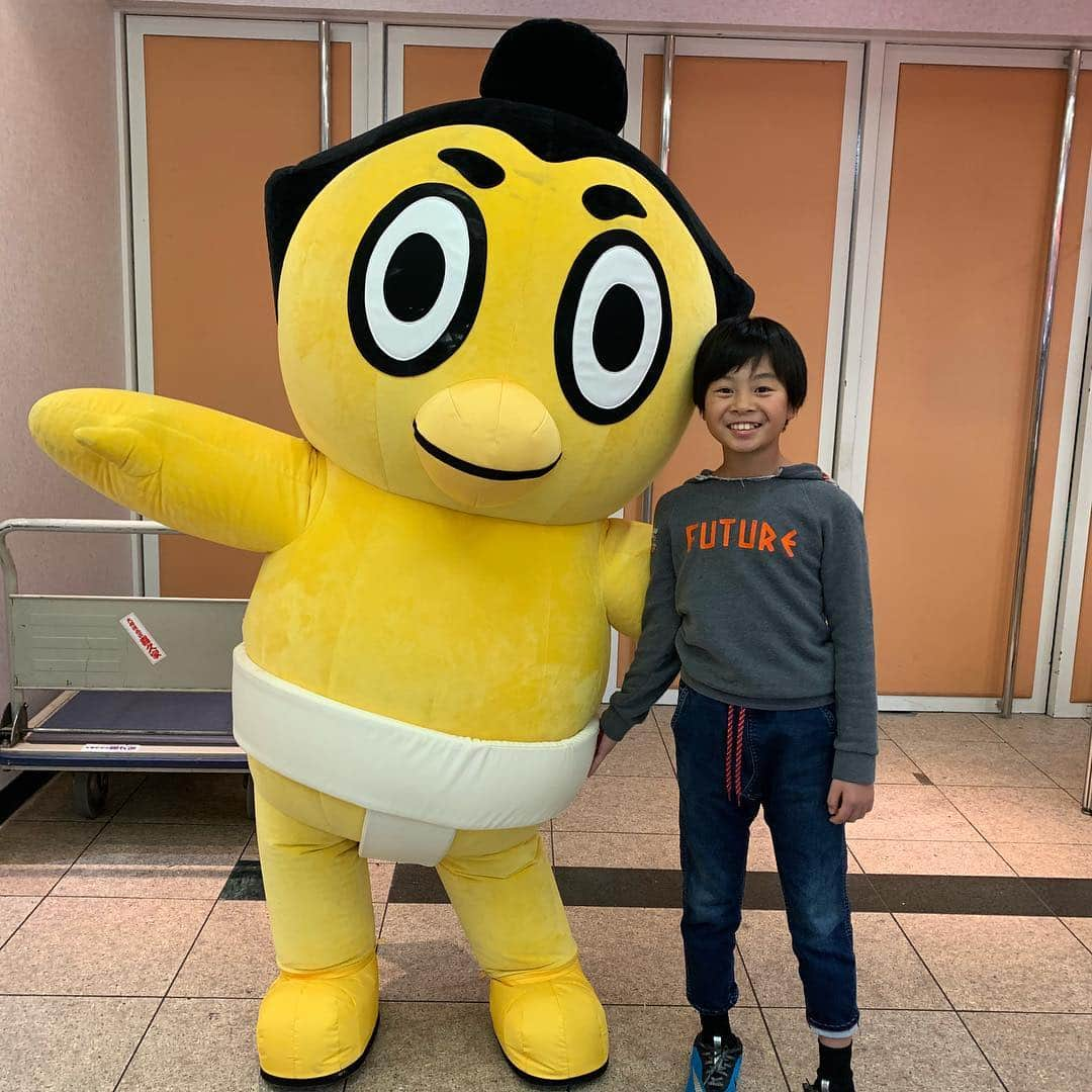 岩隈久志さんのインスタグラム写真 - (岩隈久志Instagram)「Going to Sumo with my family! We are so excited! 家族で大相撲九州場所に行かせて頂きました！ 初観戦でしたが、迫力が凄くて、とても楽しかったです！ 尾車親方にお世話になりました。 優しくて素晴らしいお人柄で感動しました！ お会いさせて頂き、感謝しています！ 今回は福岡県に住むおじいちゃんに会い、相撲が大好きなおじいちゃんと一緒に相撲を見る為の弾丸一泊の旅でしたが、すごく大喜びしてくれて本当に嬉しかったです(*^^*) これからも健康に長生きしてほしいです！」11月25日 7時48分 - hisashiiwakuma_21