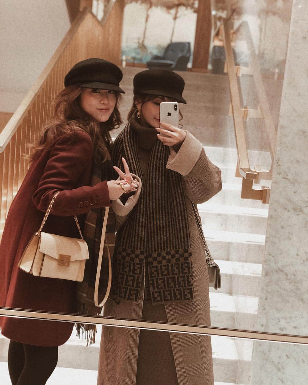 のインスタグラム：「今日の2人のコーデ♡ 私のキャスケットとコートは11月30日発売です✨ ワンピースは12月発売で 全部 @marque_official だよー💕 秋色でまとめてみましたコーデ。 ・ ・  明日はお出掛け♡ 今年なっちゃんと5回目の海外旅行✈️笑 ・ ・ ・ ・ #uk#ロンドン #london#イギリス#England#イングランド#gb#coordinate#ootd#outfit#fashion#blogger#japan#marque#marqueofficial#marqueimport#マルク#秋コーデ#コート#キャスケット#帽子」