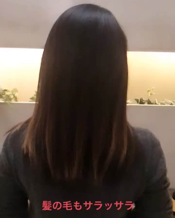平山美香のインスタグラム：「年齢と共に、フェイシャルやボディのトリートメントだけでなく、髪の毛や頭皮メンテナンスも大切なケアの１つになります👩 頭皮状態が悪くなると髪の毛に艶が無くなり老けてみえる原因に繋がり、お顔のタルミにも影響してくるので、手が抜けません💦 知人のお姉さんがベッドスパ行きだしてから髪質が艶々素敵になったのを見て、そろそろ私も始めてみようと思い行ってみました💡 まずは最低月１ペースで様子見てみたいと思います❣️ #rolland #ローランド #オーガニックサロン #hカラー #美容室  #オーガニックカラー #ベッドスパ #艶髪 #女は髪が命」