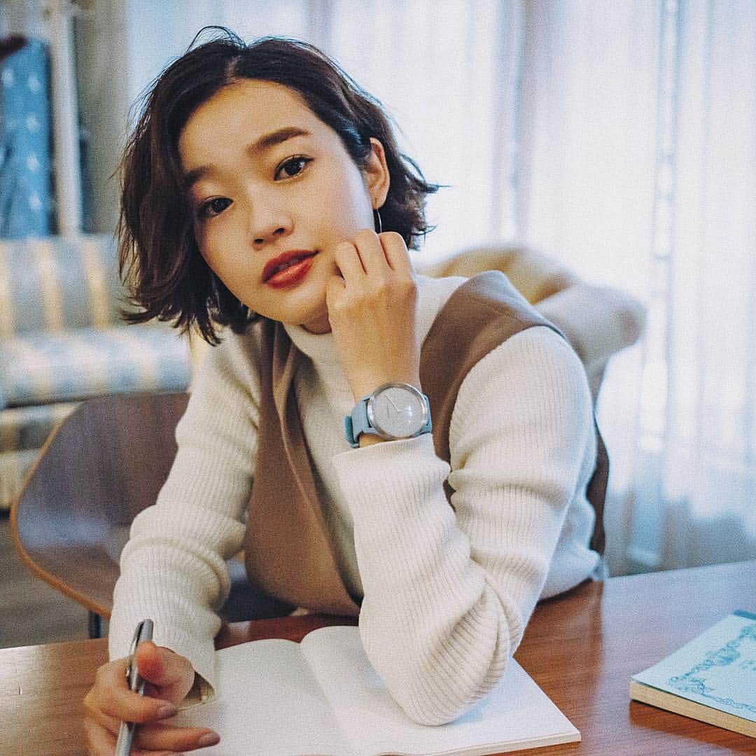 猪鼻ちひろのインスタグラム：「⏰💙 先日の撮影で初めて身につけたガーミンのスマートウォッチ。 アナログ文字盤にディスプレイが搭載されていてメールやLINEなど着信、カレンダーなどが時計に通知されることに驚きました👏🏻 (指でシュッってできるんだよ！) カバンのなかにケータイを入れおいても、時計で確認が可能で 一日の歩数や心拍数など健康状態も簡単に見られるの！ 簡単に付け替えられるバンドもファッショナブルだなぁ☺️ ゴルフしてるお友達も欲しいって言ってた😏⛳️ ⌚️ @garminjp @garmin 👂🏻 @from_chiro 📸 @tktktkni  #ガーミン #garmin #vivomoveHR #pr #スマートウォッチ #時計」