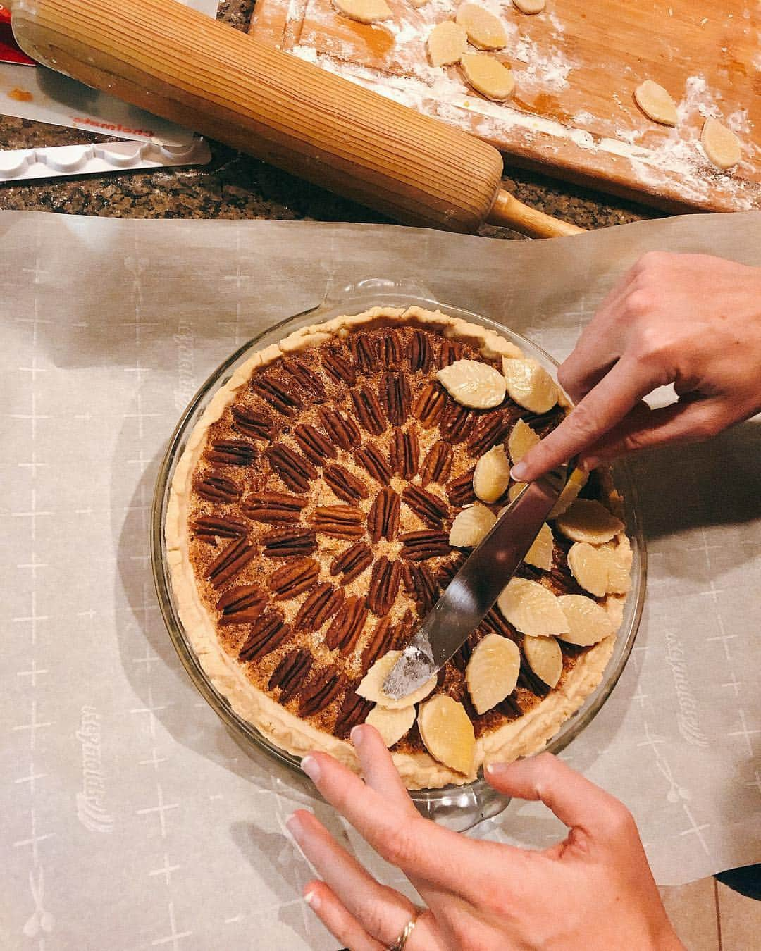 デビー・ライアンさんのインスタグラム写真 - (デビー・ライアンInstagram)「scroll to watch it become a pretty pie, then join its pie friends, then to see the clean options remain untouched (because pie). look ma, I’m domestic!」11月25日 11時11分 - debbyryan