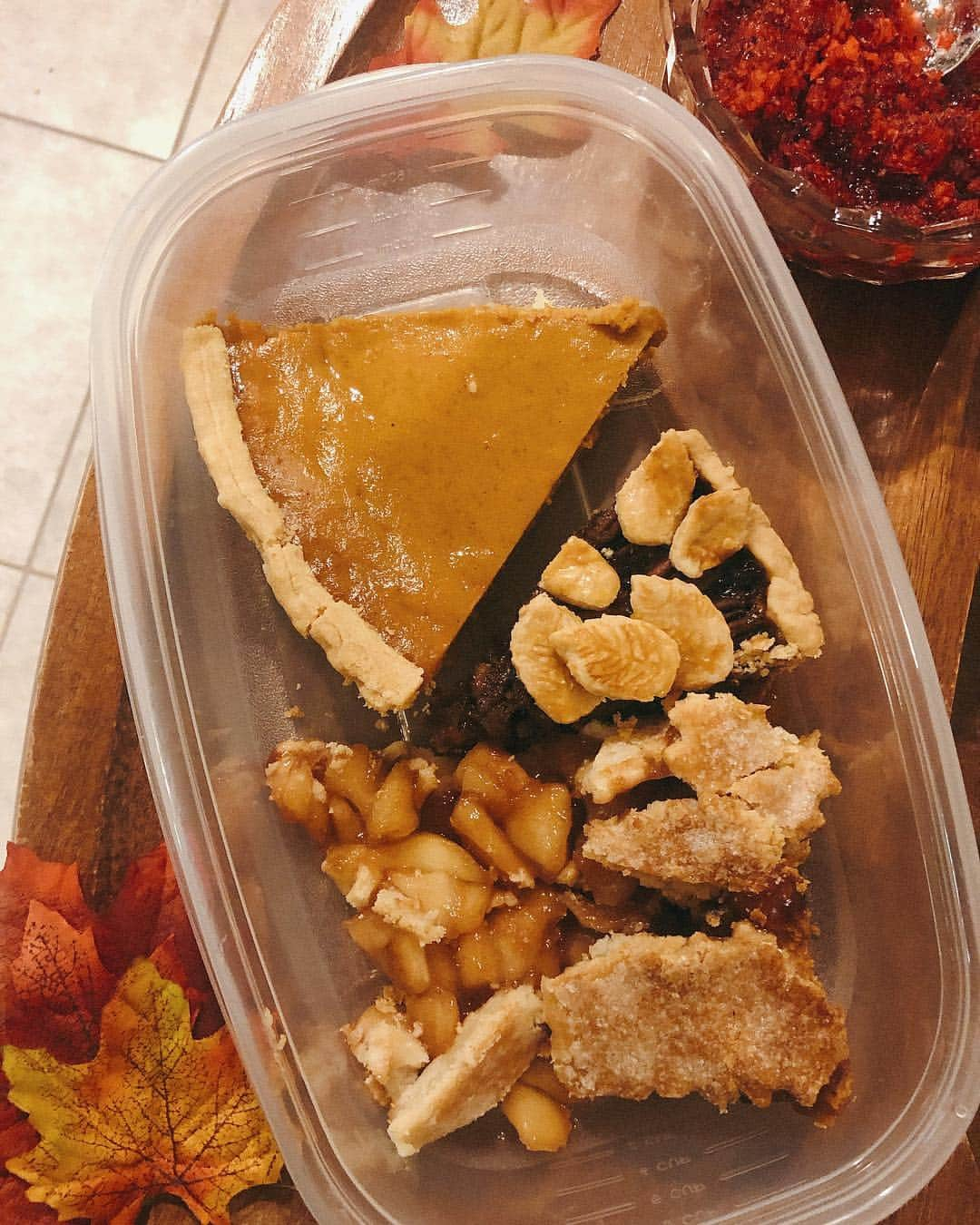 デビー・ライアンさんのインスタグラム写真 - (デビー・ライアンInstagram)「scroll to watch it become a pretty pie, then join its pie friends, then to see the clean options remain untouched (because pie). look ma, I’m domestic!」11月25日 11時11分 - debbyryan