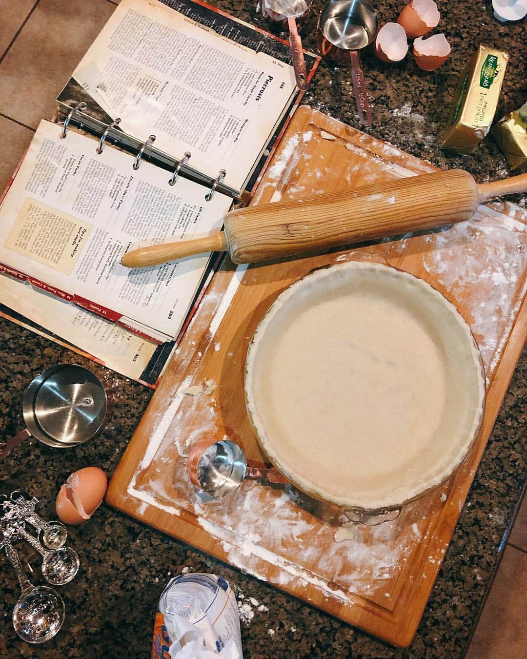 デビー・ライアンのインスタグラム：「scroll to watch it become a pretty pie, then join its pie friends, then to see the clean options remain untouched (because pie). look ma, I’m domestic!」