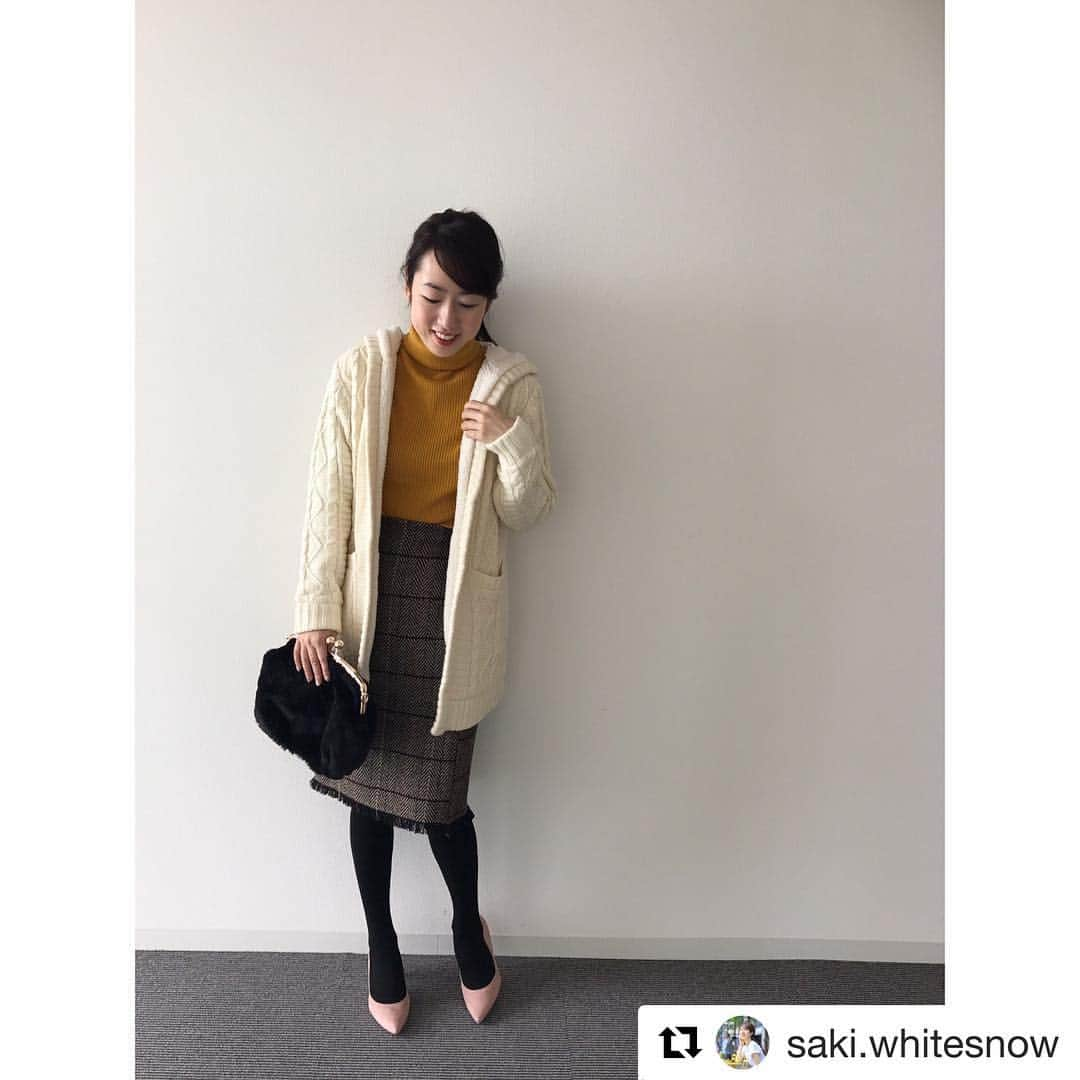 パシオスさんのインスタグラム写真 - (パシオスInstagram)「#Repost @saki.whitesnow ・・・ . ♡アンバサダーをしている　@paseos_official に行ってきました😊 アウター類の種類も多くなっていて選ぶのがとっても楽しかったです✨ . 今回は白のニットコートに一目ぼれして、このコートに合いそうなアイテムを選んでいきました🧥 . ツイードのような素材のスカートは生地もしっかりしていて高見えアイテムです🙌 そして、黒のファーバッグはショルダーバッグにもなるんです👛 . 白のコートも内側はボアなのでとっても暖かい☃️ きれいめにもカジュアルにも使えるアウターです♡ . #アウター (4110268763) #スカート (4110756703) #タートルニット (4110206309) #ファーバッグ (3262181704) #タイツ (7358834405) . #パシオス #パシオスアンバサダー #パシオスコーデ #pr #シティオフィスコーデ #おしゃれさんと繋がりたい #60デニール #おしゃレッグ #ootd #プチプラコーデ」11月25日 11時18分 - paseos_official