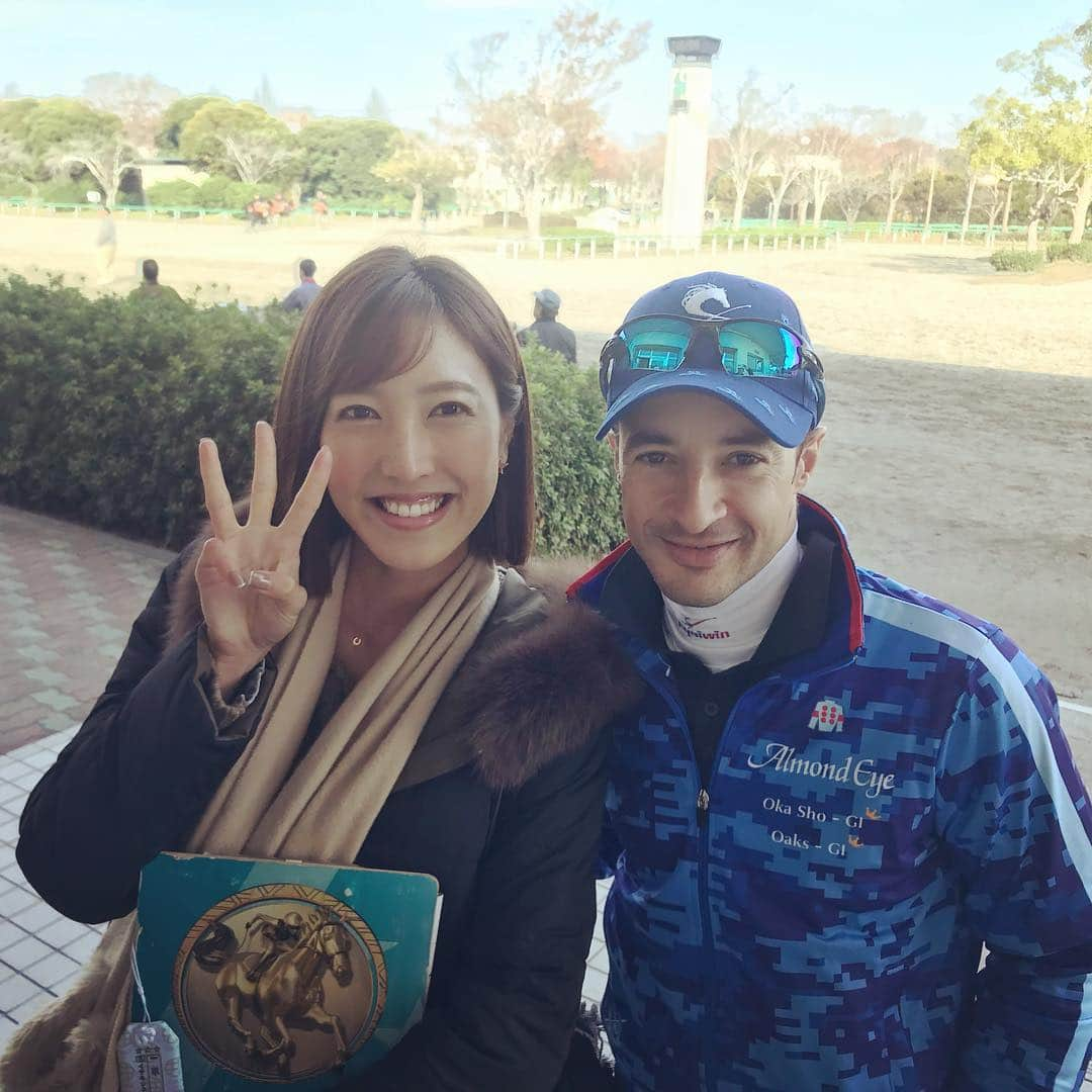 小澤陽子さんのインスタグラム写真 - (小澤陽子Instagram)「at work☻  今日は…東京競馬場で！ 🇫🇷🇯🇵JAPAN CUP🇬🇧🇩🇪 直前トレセン情報🏇  前走は熱中症のような状態でも圧勝だった 大注目ダントツ人気の、３歳牝馬三冠(女の子)アーモンドアイも、順調のようでした🐴💖 . . なんと管理する国枝調教師の隣で追い切りを拝見したんですが、先生自身も、 『すごいよねぇ〜』と感心していました😂✨ 初めて、歳上の男の子との対戦、という点も、 「普段一緒にやってるから」と不安は無さそうでした🌟. . 〝秋華賞前との違い〟について 国枝先生は、同じくらいの体重なんだけど、身体つきがシャープになったと。疲れもなく、今回のほうが順調なんだとか😳  国枝さんによると、 乗るとアイちゃん👁こと、アーモンドアイが〝行儀よくなる〟という、ルメール騎手は、 三冠が一番の目標だったが達成できてよかった、今回が最後の挑戦。 ２週連続でこの馬の調教すべく関東に来てて、今回は100%の状態だとのこと💃🏼 素晴らしいという加速力を、車のフェラーリに例えて お茶目なルメール騎手でした🤣✨. . #久々の #美浦トレーニングセンター #６週連続G I外国人が制覇 #今日は7人が参戦🇮🇹🇧🇷🇫🇷 #アーモンドアイ #三冠牝馬 #録画できる双眼鏡で調教を見る #国枝調教師 #ルメール騎手 #サトノクラウン #ミッキースワロー #JAPANCUP #ジャパンカップ #日本でも1番賞金の高いこのレース  みなさんは、どの馬・騎手を応援しますか！？ 楽しみましょう🐲🌼」11月25日 11時20分 - yoko.ozawa729