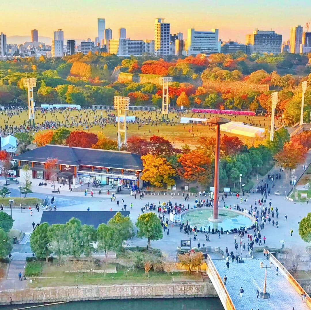 アンミカさんのインスタグラム写真 - (アンミカInstagram)「【大阪マラソン2018】は、快晴☀️9度の気温で、無事にスタート🏃‍♂️🏃‍♀️アンバサダーとして、森脇健児さんや寺川綾さん、歌舞伎俳優の中村鴈治郎さん達と、スタートセレモニーで応援📣 走る前の山中伸弥教授とも撮影📸 皆さん、頑張ってください✊ 。 #大阪マラソン2018 #山中伸弥 #森脇健児 #中村鴈治郎 #寺川綾 #大阪マラソンアンバサダー #11時40分から12時35分読売テレビ上沼高田のクギズケに出演」11月25日 12時14分 - ahnmikaofficial