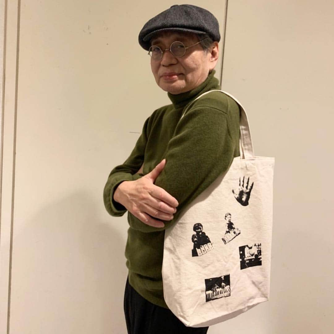 水原希子 さんのインスタグラム写真 - (水原希子 Instagram)「🌜WE LOVE HOSONO🌛🌹 Hosono Haruomi asked us to make merchandise for his 🆕 album tour!  Tote bag features a collage of Hosono’s favorite items in his studio and stills of him recording music. All designs are approved by Hosono-san💕  These goods will be sold on his tour, @hosonoharuomi_info ONLINE STORE, and OK webshop only!  Photo and collage by @monimogi  Font by @iibbuukkii_  Produced by @i_am_kiko @hosonoharuomi_info  トートバッグの写真とデザイン：茂木モニカ  文字と缶バッジのデザイン：酒井いぶき  オリジナルの写真をコピー機で加工したようなコラージュは茂木モニカが作成しました。  茂木の手作業によるコラージュには、木琴を弾いている2体の人形やプラスチック製の手など、細野さんがスタジオで気に入っている物の写真が使われています。  また、録音用セッションで細野さんがキーボードを弾いている写真も使っています。  缶バッジは酒井いぶきによるハンドメイドで、もちろん文字は彼女の大好きなテプラの技法を使って作りました。 🎶🌜🎶」11月25日 12時55分 - i_am_kiko