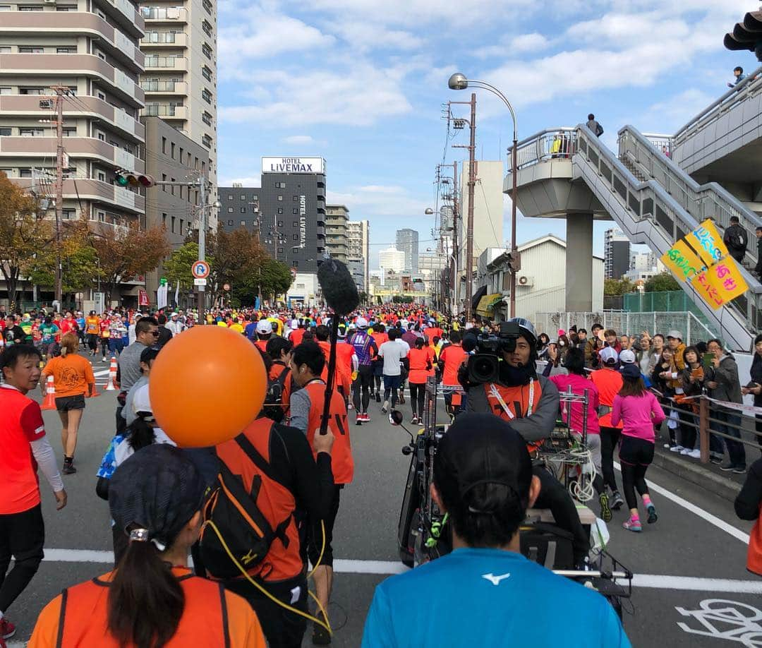 本野大輔さんのインスタグラム写真 - (本野大輔Instagram)「大阪マラソン2018、第1部の生中継。 番組ランナー、野村明大アナの伴走でした。 まさかの放送中に右足に痛みが走り、足を引きずりながらリポートするとは。 日頃の運動不足が原因です。 大変失礼しました。 途中で無念の離脱、、、ドロップアウト。 あとは全力で応援します📣 #大阪マラソン  #大阪  #マラソン  #生中継  #離脱  #野村明大 アナ #本野大輔」11月25日 13時37分 - daisuke.motono_ytv