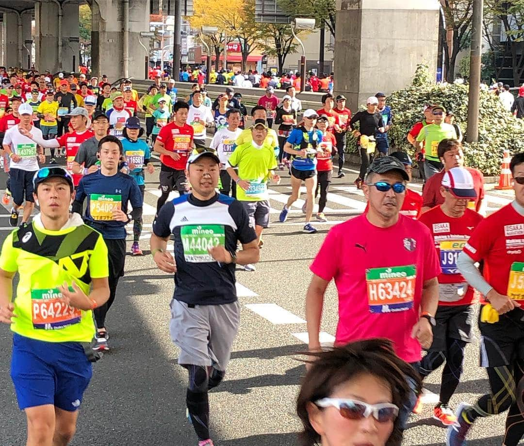 本野大輔さんのインスタグラム写真 - (本野大輔Instagram)「大阪マラソン2018、第1部の生中継。 番組ランナー、野村明大アナの伴走でした。 まさかの放送中に右足に痛みが走り、足を引きずりながらリポートするとは。 日頃の運動不足が原因です。 大変失礼しました。 途中で無念の離脱、、、ドロップアウト。 あとは全力で応援します📣 #大阪マラソン  #大阪  #マラソン  #生中継  #離脱  #野村明大 アナ #本野大輔」11月25日 13時37分 - daisuke.motono_ytv