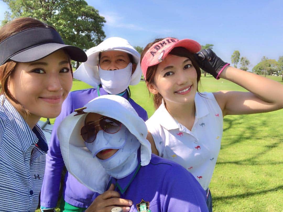 のインスタグラム：「初めての #タイゴルフ ⛳️🇹🇭 暑いよ〜💦でも最高🌞 キャディさん日焼け対策が万全🤣🤣 1人1台のカートにキャディさんがついてくれるよ♪♪ クラブはレンタルで🏌️‍♀️ 今日はなかなかのド下手っぷりで落ち込んだけど😭 貴重な海外ラウンドなので🙏明日は挽回✨頑張ろう👍 #パンヤインドラ のヌードル美味しかった♪  #タイ #バンコク #ゴルフ #タイゴルフ #念願の #タイラウンド #ゴルフ女子旅 #ゴルフ女子 #ゴルフ旅行 #海外ゴルフ #ゴルフ好き #golf #instagolf #thailand  #thaigolf #golfgirl #followme #follow #instagolf  #panyaindra #panyaindragolfclub」
