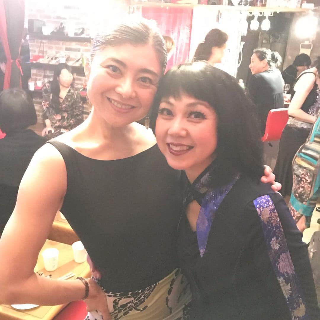 間々田佳子のインスタグラム：「今日はタンゴダンサーの日💋 久々にミロンガに踊りに！  アルゼンチンタンゴのスタジオ エフェクトタンゴにて オーナーでダンサーの #chizuko さんと  彼女はこれからイタリアにショーで行くそうです✨素敵です！  先日、 表情は世界共通語だとブログに書きましたが…  タンゴも世界共通語…  言葉を使わなくても 相手のことが 手に取るように理解できます  表現の仕方は 顔もカラダも私にとっては同じこと  顔で自分を表現してみる カラダで自分を表現してみる  みなさんも意識して やってみませんか？  何か新しい気づきがあるはずですよ…😊 #間々田佳子 #顔ヨガ #アルゼンチンタンゴ #エフェクトタンゴ」