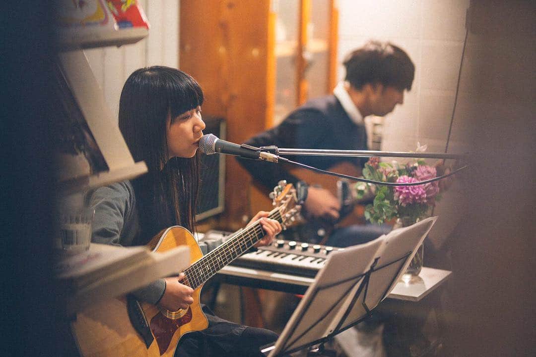 のインスタグラム：「京都SOLE CAFE、見てくださったみなさん、ありがとうございました！店主のおふたりもとても素敵な人柄で、居心地のいい大好きな場所でまたライブができて嬉しかったです。 名古屋で頂いたお花をステージに飾りました。お手紙やプレゼントなども、ありがとうございます。 また会いましょう〜。 #京都solecafe  #titiuu #ティーティウー」