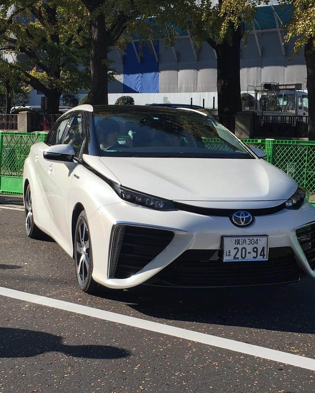 釈由美子さんのインスタグラム写真 - (釈由美子Instagram)「本日は告知していました、 「エコカー試乗会in日本大通り」のイベントに  神奈川県オールトヨタ販売店アンバサダーとして 参加させて頂きました！ (*´ー｀)ﾉ  お昼に燃料電池自動車(FCV)のミライに試乗させて頂きました！  水素カーの運転は初めてでしたので 難しいのかな、と最初はドキドキでしたが💦  運転してみると、とても静かで滑らかな走りで 気持ちがよかったです✨  女性でも運転しやすい車でした🚗  酸素と水素のエネルギーで作られた 水が後部から排出されてました👀✨ 水しか出ないというところが ほんと地球に優しくて素晴らしいですね🌏  トヨタさんのブースでは PHVのプリウスとミライが展示されていて  こども免許証が作れたり MIRAIにお絵描きできたりと  小さなお子様連れのお客様も盛り上がってました😊  私もミライにメッセージを書かせて頂きました！ (ｏ´∀｀)ﾉ  水素社会の実現に向けて！  今後も水素についてもっと勉強し 自然環境への意識を広めていきたいと思います🌱  本日はたくさんのお客様にお集まり頂き ありがとうございました✨  小春日和のぽかぽかお天気に恵まれて何よりでした☀️ #エコカー試乗会！in日本大通り #燃料電池自動車 #水素自動車 #ミライ #PHVプリウス #エコカー #地球に優しい🌏 #息子もパパと遊びに来てたらしい #ちゃっかり、こども免許証作ってもらってゴキゲン😂笑」11月25日 16時20分 - yumikoshaku
