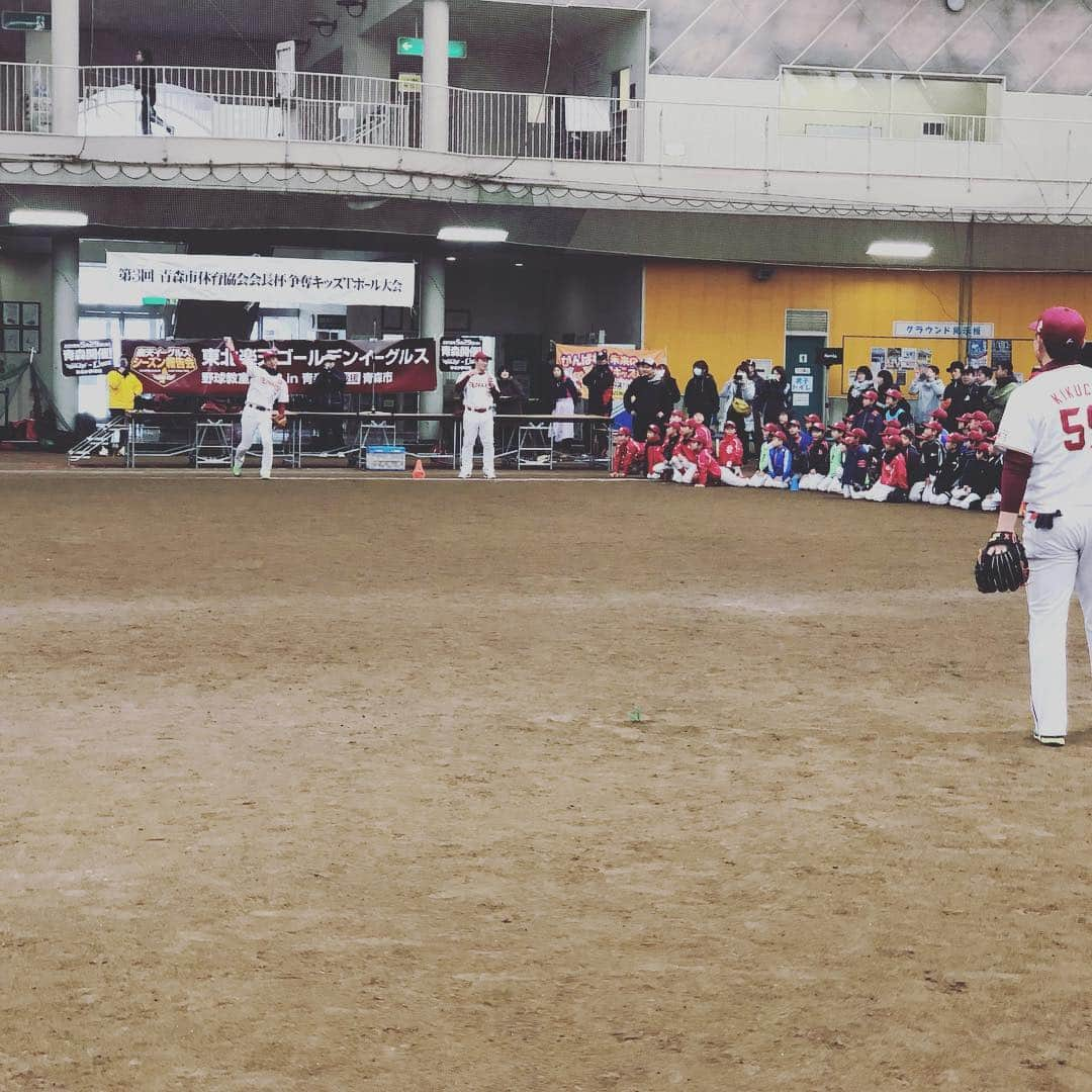 八百板卓丸さんのインスタグラム写真 - (八百板卓丸Instagram)「今日は青森のサンドームで野球教室がありました！ 小学校一年生から六年生、約200人くらい参加してくれました。キャッチボールやノック、じゃんけん大会などやりました。  写真見てもらえたら分かりますが、凄くわちゃわちゃしてて楽しかったです😂 短い時間でしたがありがとうございました。  #シーズン報告会 #野球教室 #青森 #じゃんけん大会#ずるしすぎ笑 #でも可愛いかったなぁ」11月25日 16時33分 - takumaruyaoita_official