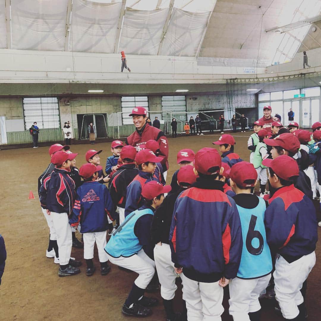 八百板卓丸のインスタグラム：「今日は青森のサンドームで野球教室がありました！ 小学校一年生から六年生、約200人くらい参加してくれました。キャッチボールやノック、じゃんけん大会などやりました。  写真見てもらえたら分かりますが、凄くわちゃわちゃしてて楽しかったです😂 短い時間でしたがありがとうございました。  #シーズン報告会 #野球教室 #青森 #じゃんけん大会#ずるしすぎ笑 #でも可愛いかったなぁ」