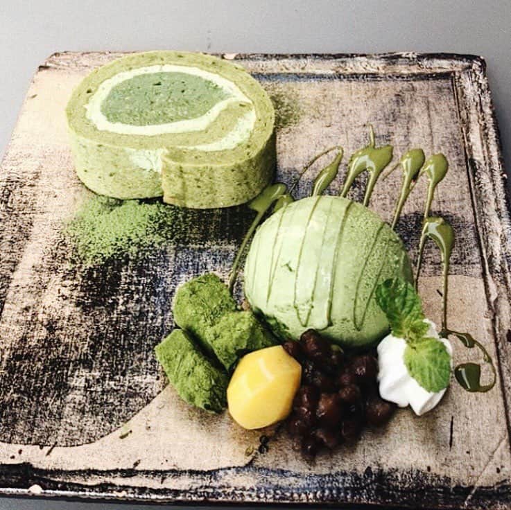 liddell_deliのインスタグラム：「. こんにちは◎ . 本日は、福岡市にある 「抹茶カフェ HACHI」をご紹介!! . 投稿画像は抹茶ロールセット アイスだけではなく、自家製わらび餅なども 載っている贅沢なプレート🍵 . 店内はモダンな内装の空間になっており、 そこで本格抹茶やアレンジ抹茶を 愉しむことができます。 落ち着いた雰囲気のため、夜カフェとしての 利用もできそうです✨ . 抹茶カフェ HACHI ぜひチェックしてみてください!! . Today’s photo by @matchacafehachi . -------------------------------- . 抹茶カフェ HACHI . 住所：福岡県福岡市西区姪浜駅南２丁目２５−４３ 営業時間：【月〜木・日】11:00~22:30【金土】11:30~23:30 定休日：不定休 最寄駅：姪浜駅 . -------------------------------- . @liddell_deliでは、 トレンドのお店をテーマごとにご紹介します。 . あなたが気になるテーマをコメントで教えてください🍴 . @liddell_deliをタグ付け or #lideli をつけてポストしてください◎」