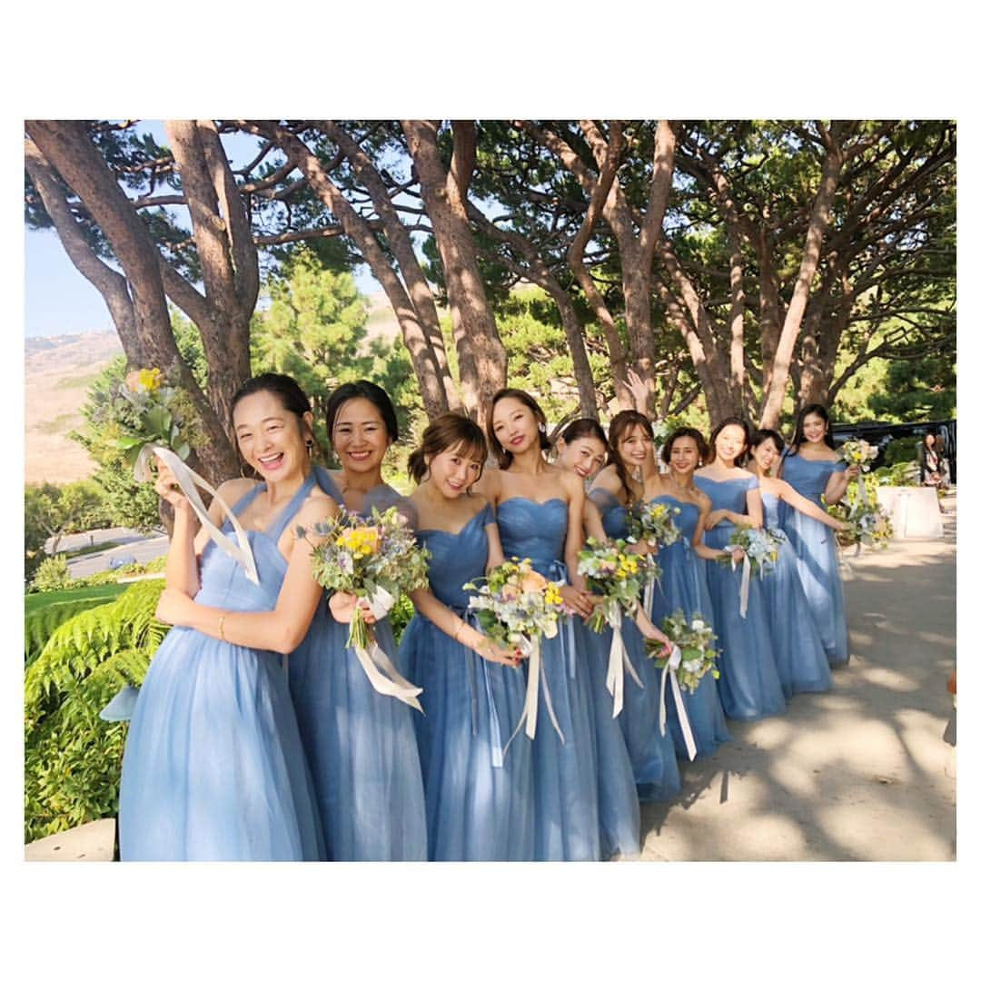 田中里奈さんのインスタグラム写真 - (田中里奈Instagram)「今回の結婚式では、みんなでブライズメイドをさせてもらいました。﻿ LAの青空を彷彿させるブルーのドレスは、主役のりえちゃんのチョイス👗✨﻿﻿ これを着たみんながまるでシンデレラみたいで可愛かった〜💓﻿﻿ ﻿﻿ 2枚目はドキドキの式直前！﻿﻿ ブライズメイドとして、主役の二人とリアルな距離も心の距離も近い場所で参列できて、一緒に泣いたり笑ったり幸せな時間。﻿﻿ 心に残るステキな式だったな〜としみじみ。。。﻿ ﻿﻿ 私まだ、この魔法からとけたくない！😹 ﻿  #wedding #LosAngeles #ロサンゼルス #海外ウエディング #たなか旅メモ #rikoriewedding #ブライズメイド #bridesmaids」11月25日 16時53分 - tanakaofficial