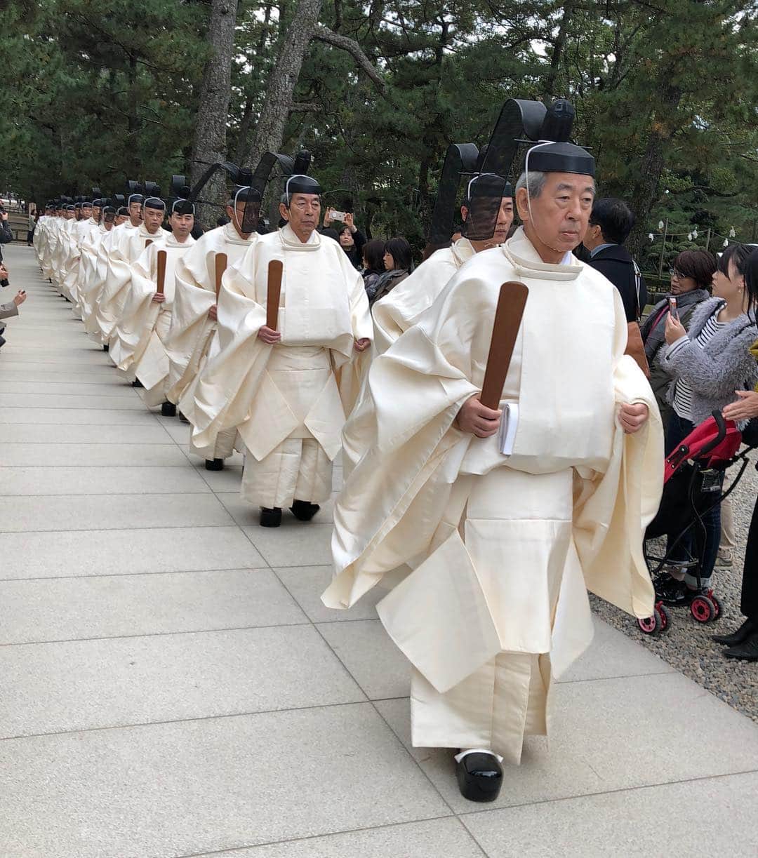 宮崎宣子さんのインスタグラム写真 - (宮崎宣子Instagram)「何と！ 神在月最期の日に人生初の出雲大社へ参拝することができました🙏 すると、丁度神様がそれぞれの神社へ帰る儀式に遭遇できました。 神様が1ヶ月滞在していた場所も開いているのを見ることができました。 須佐之男命が祀られている神社も参拝でき、 神様が全国へ帰って行った後の儀式も見て帰ると、 神在月の看板がなくなっていました。 本当に神様が帰って行ってしまったのを実感。 そして、出雲が発祥というぜんざいを食べて大満足で、島根を去りました😊 出雲大社に行けて本当に感謝🙏  #出雲大社 #神在月の出雲大社 #神在月 #神在月最終日 #島根県 #出雲 #須佐之男命神社 #出雲発祥 #ぜんざい大好き」11月25日 17時32分 - miyazaki_nobuko