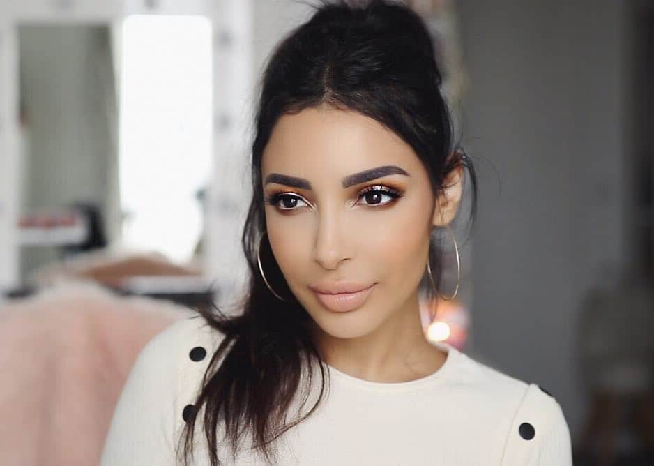 のインスタグラム：「Go to make up 💄En attendant ma nouvelle video qui sera postée à 11h30 aujourd’hui, vous avez vu mon make up favoris du moment ? Le lien du tutoriel est dans la bio ! Ce sont les produits que j’adore utiliser ces derniers temps dont la palette camel de @natashadenona 😍Elle est canon et parfaite pour tous les jours !  Vous avez des produits chouchou en ce moment ? 😃Dites moi ça en commentaires ! 💚」