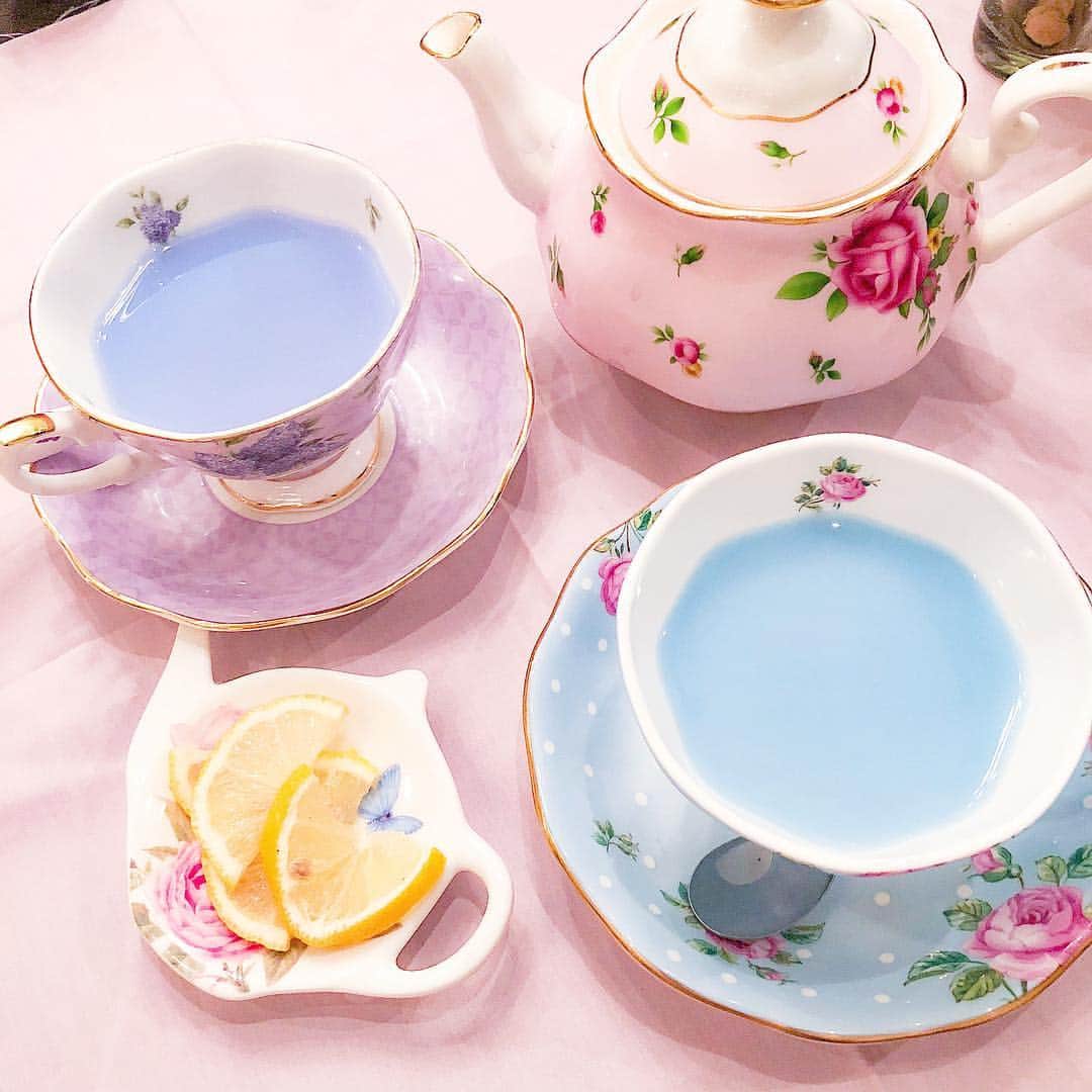 tomomi ❤︎ よしはしともみ ❤︎さんのインスタグラム写真 - (tomomi ❤︎ よしはしともみ ❤︎Instagram)「. アコリットの11月限定 元AKB48佐藤すみれちゃん ( @su0v0su ) のコラボメニュー💛 #すみれの魔法ケーキセット🦋💕 . すーちゃんカラーのパープルの パンジーシフォンケーキが可愛くって行ってきたよ💜 紅茶もブルーでレモンを入れるとパープルにっ🍋 . ここはいっぱいあるお皿の中から好きなお皿を選べるから 自分好みになるのも嬉しいカフェ☕️🎀 . すみれちゃん！行ってきましたぁ👱🏻‍♀️💗 カフェ巡り早く一緒に行きたいなぁ〜💫 . #cafe #tokyocafe #mejirocafe #pinkcafe #cake #afternoontea #flowercake #honeymihoney #acorite #akb48 #ske48 #カフェ #カフェアコリット #アコリット #佐藤すみれ #すーちゃん #東京カフェ #目白カフェ #フラワーケーキ #アフタヌーンティー #喫茶店 #お茶会 #ケーキ #パンジー #シフォンケーキ #新宿カフェ #ハニーミーハニー #카페 #도쿄카페」11月25日 17時48分 - tomomi_yoshihashi