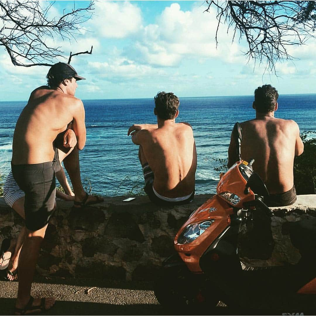 グラント・ハケットのインスタグラム：「Reminiscing about some of the beautiful locations I got to train at throughout my career #hawaii #training #swimming #theboys」