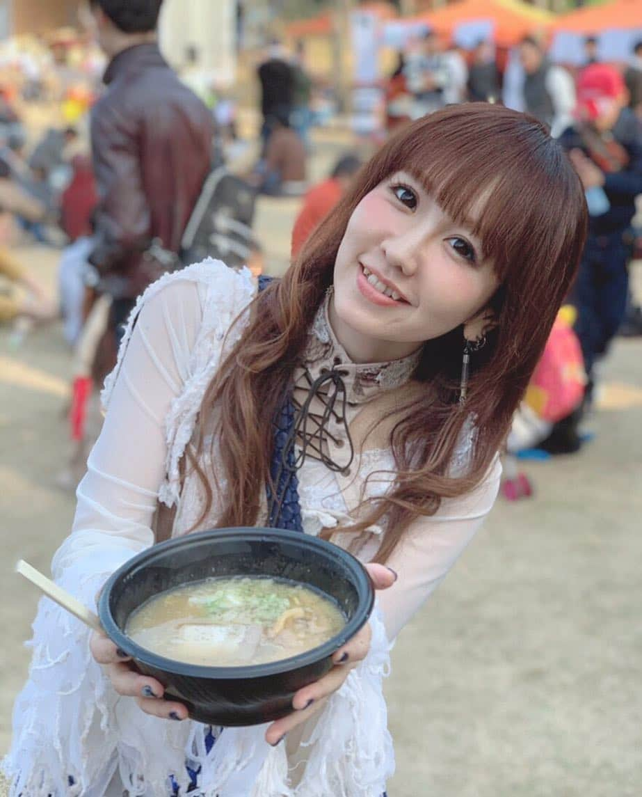 yucat（加藤有加利）さんのインスタグラム写真 - (yucat（加藤有加利）Instagram)「塩ラーメン🍜美味しかった♡ ・ ・ ・ #yucat #ユキャット #加藤有加利 #rythem #川崎 #地元 #多摩区 #生田緑地 #食の祭典 #かわさき産業親善大使 #屋台 #ラーメン #ramen #むつみ屋 #本格屋台 #おいしい  #笑顔 #smile #マネージャーカメラ #iphonexs #カメラのクオリティ高い」11月25日 18時28分 - yucat1031