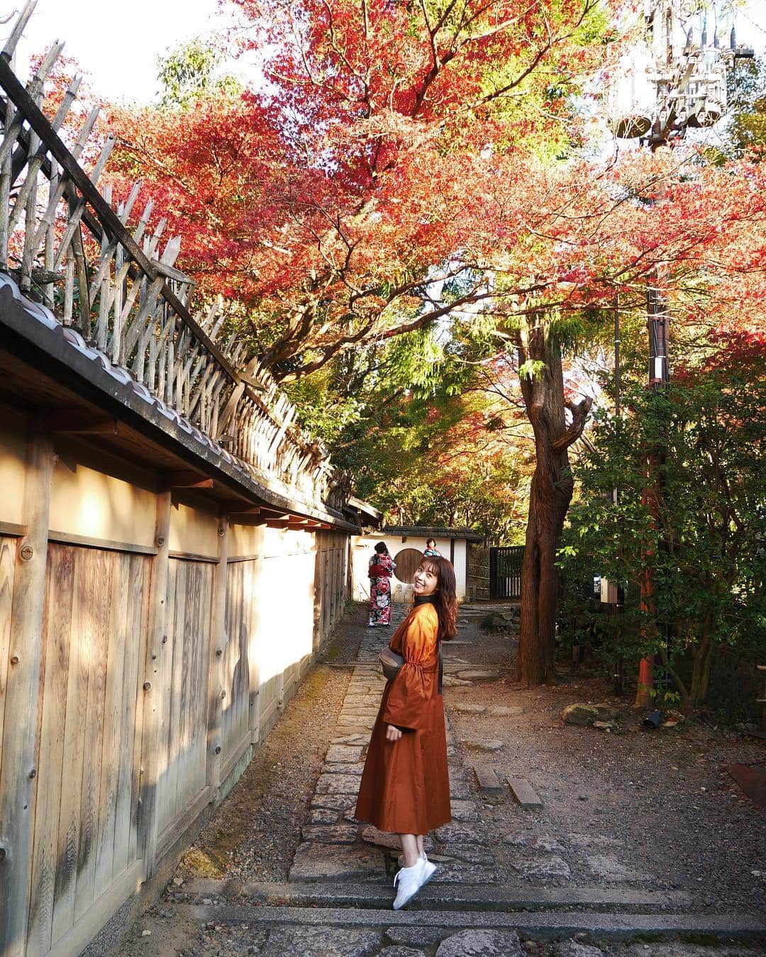 小玉ゆういのインスタグラム：「⠀ 三連休、京都に行ってきました。 part2 紅葉みたいな色のアウターでした。 ⠀ #祇園 #二寧坂  #テラコッタ #なんてこった #幸せな旅でした」